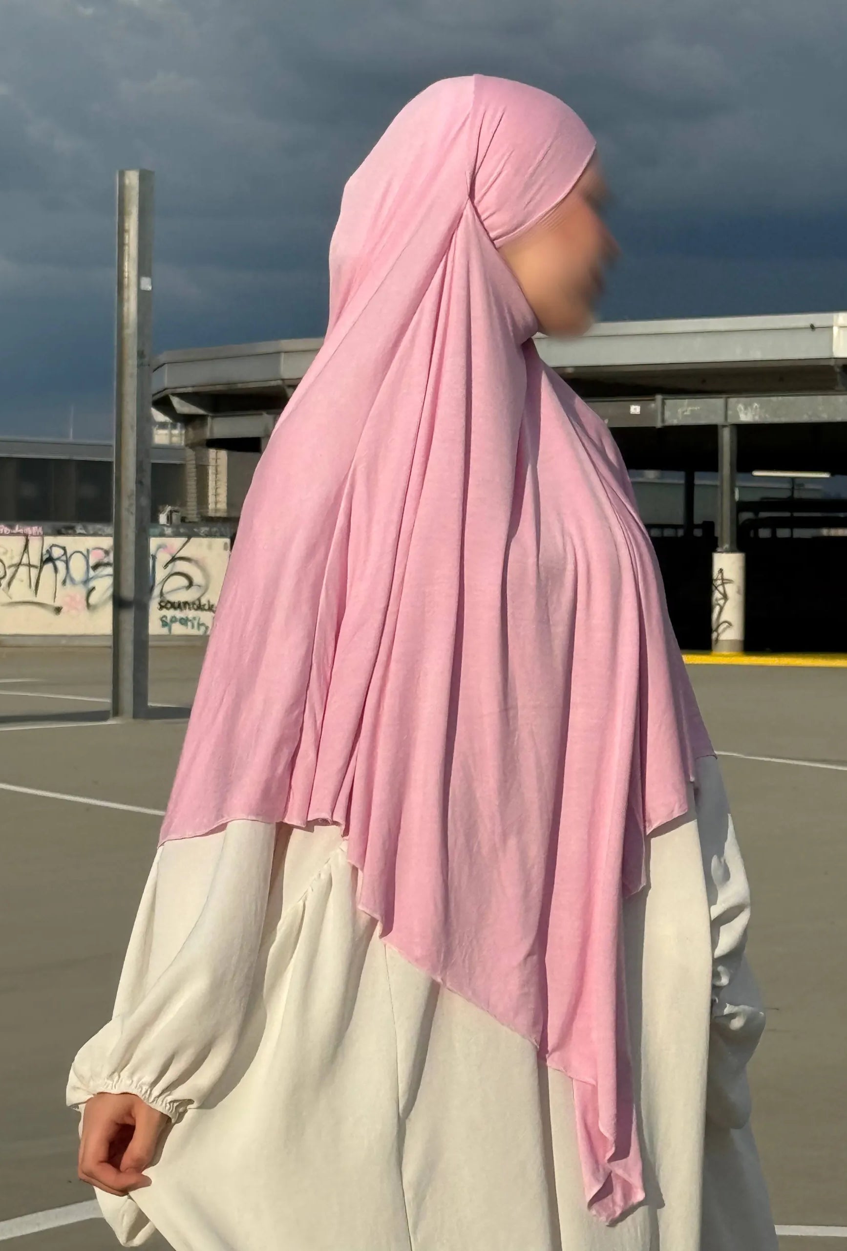 Jersey Khimar in Rosa (95% Viskose, 5% Elastan), seitliche Ansicht.