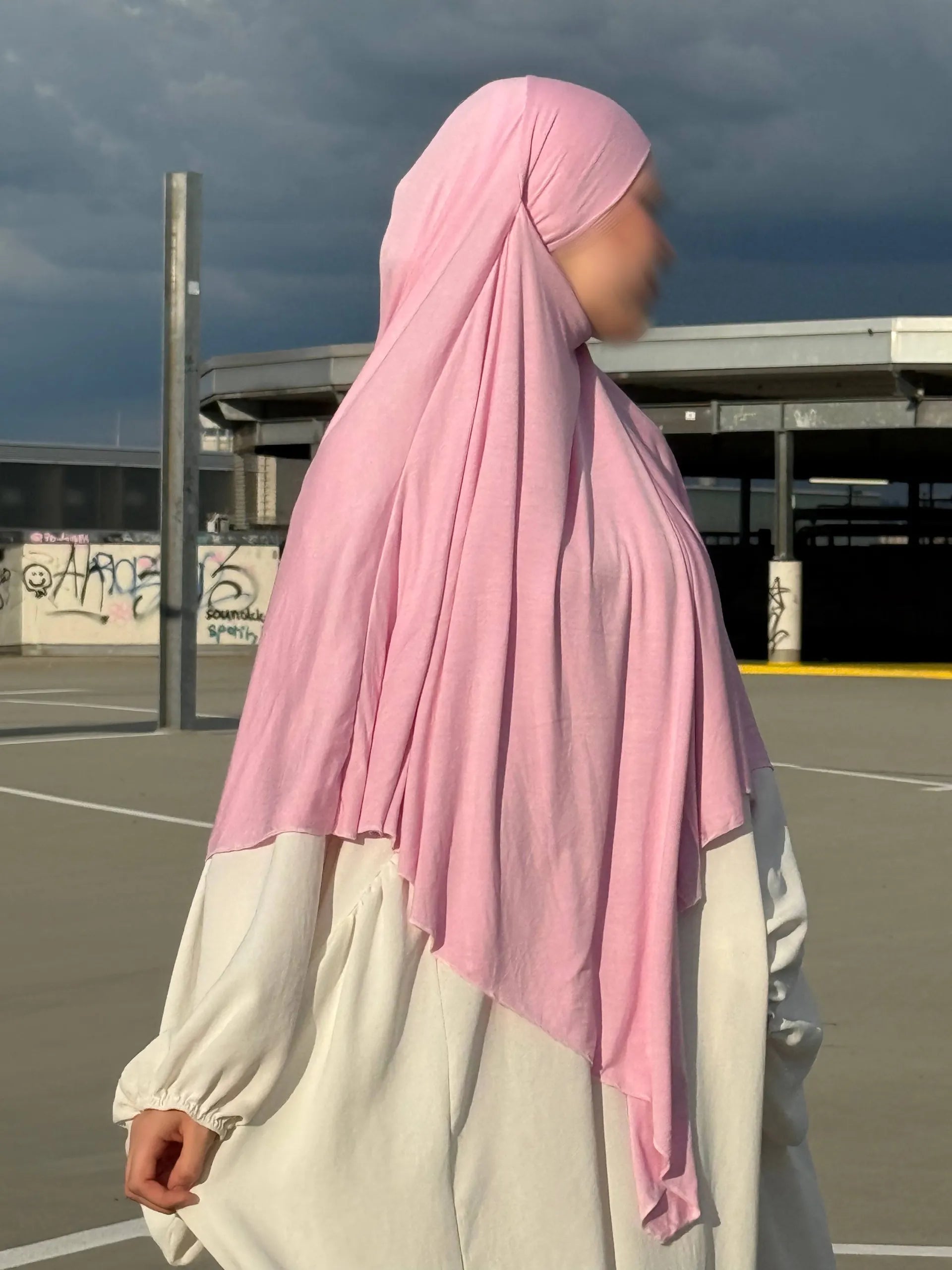 Jersey Khimar in Rosa (95% Viskose, 5% Elastan), seitliche Ansicht.