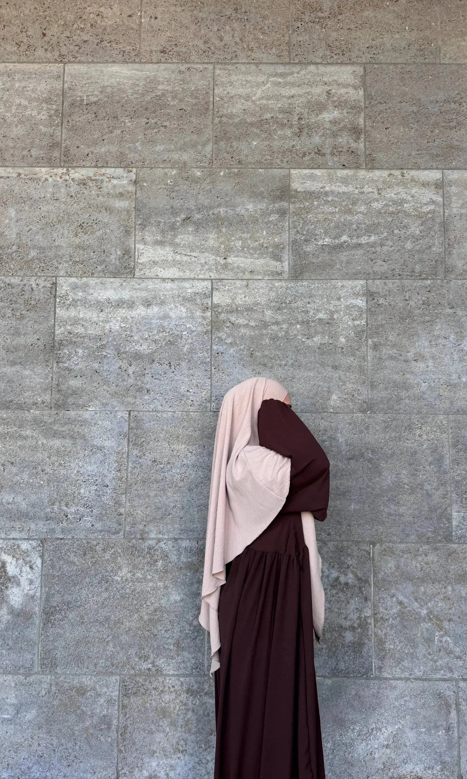 dunkelbraune abaya aus jazz-stoff mit weiten ballonärmeln und fließendem fall, seitenansicht