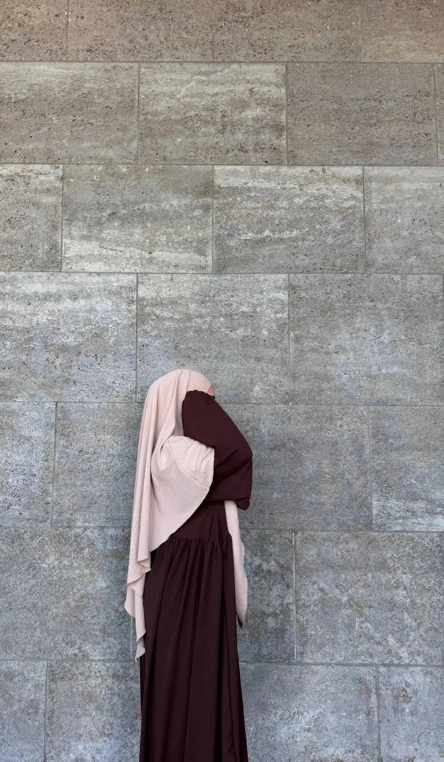 dunkelbraune abaya aus jazz-stoff mit weiten ballonärmeln und fließendem fall, seitenansicht