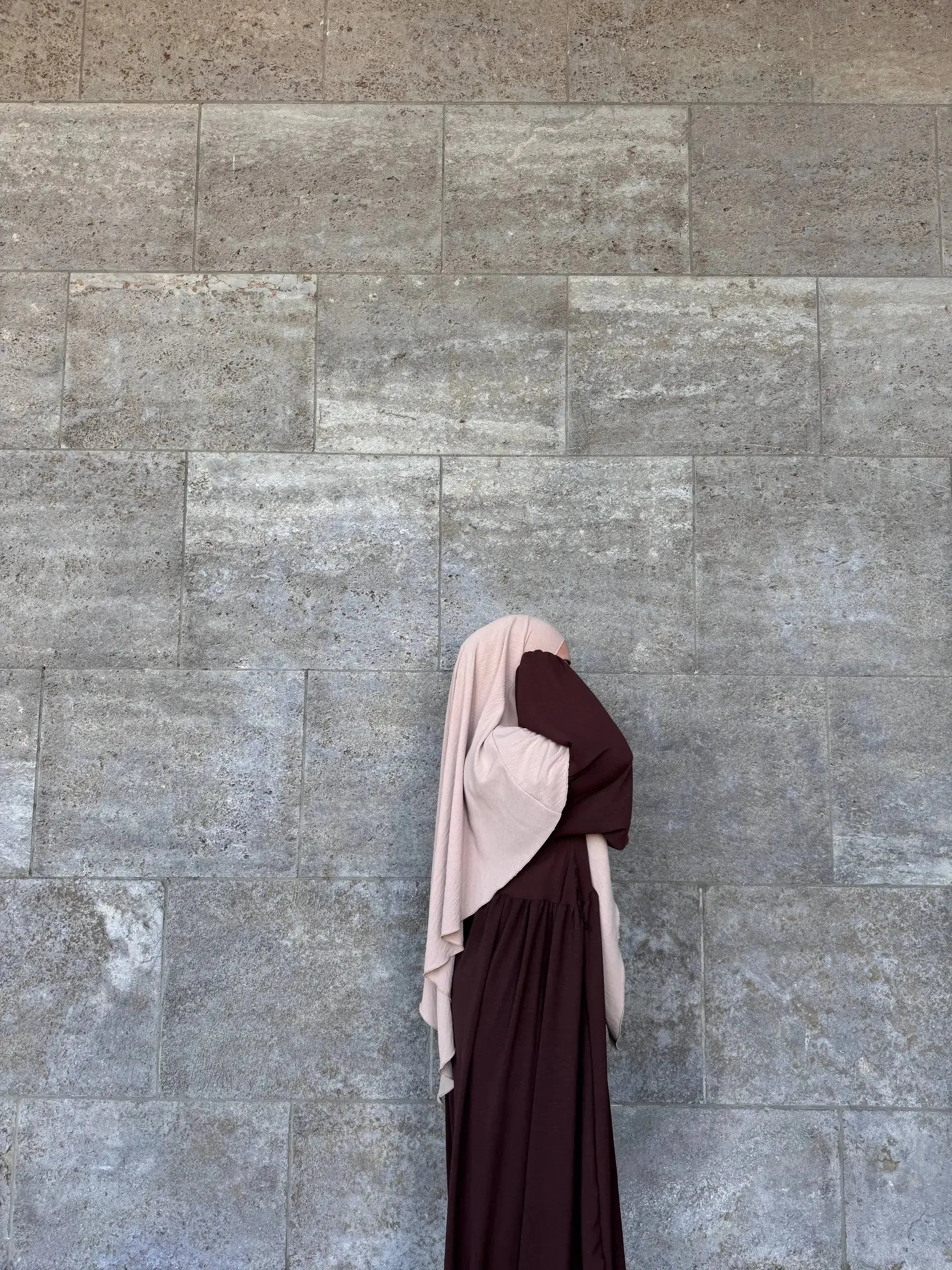 dunkelbraune abaya aus jazz-stoff mit weiten ballonärmeln und fließendem fall, seitenansicht