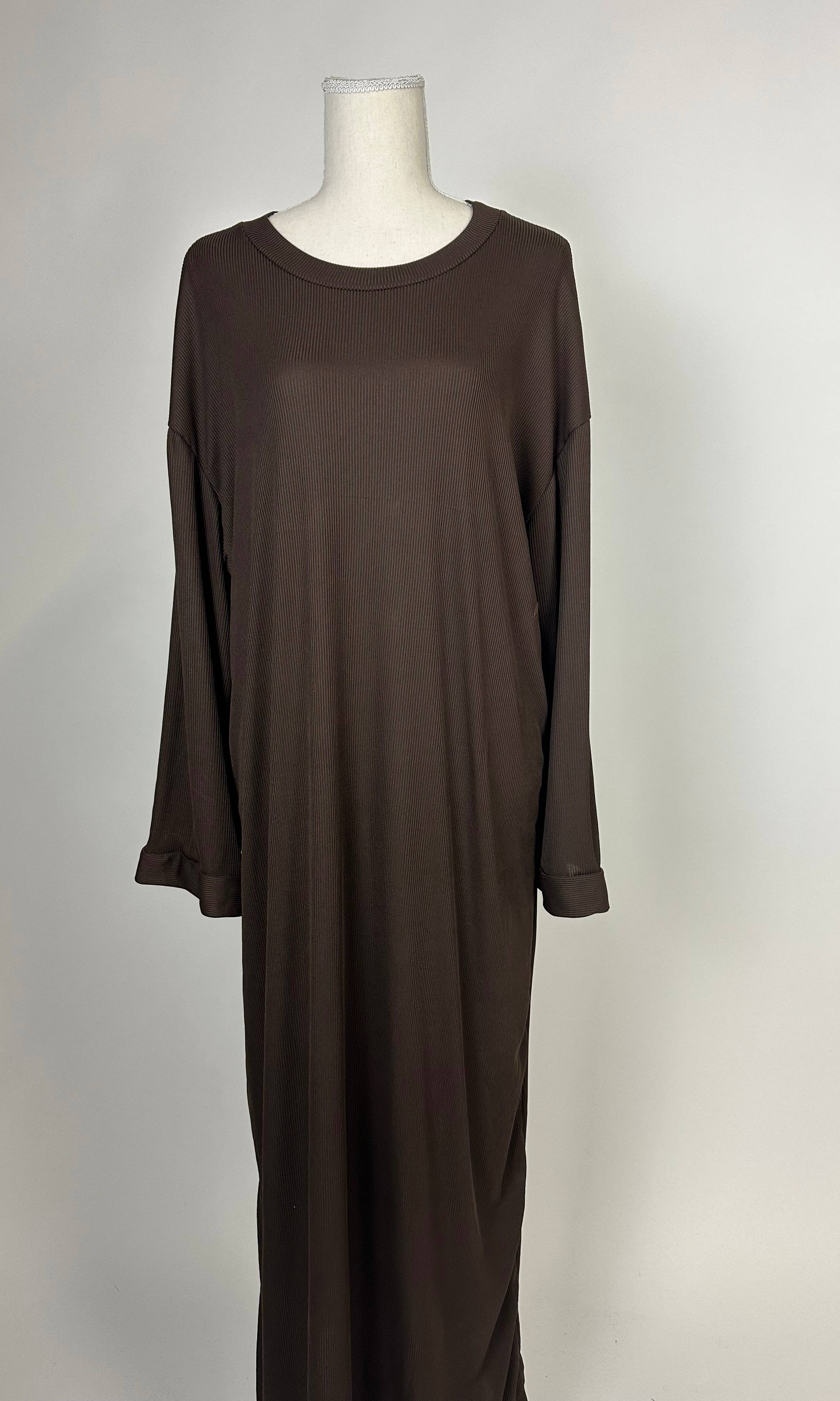 Abaya in dunkelbraunem geripptem Jersey mit weiter Passform und umgeschlagenen Ärmeln, Frontansicht auf Puppe.