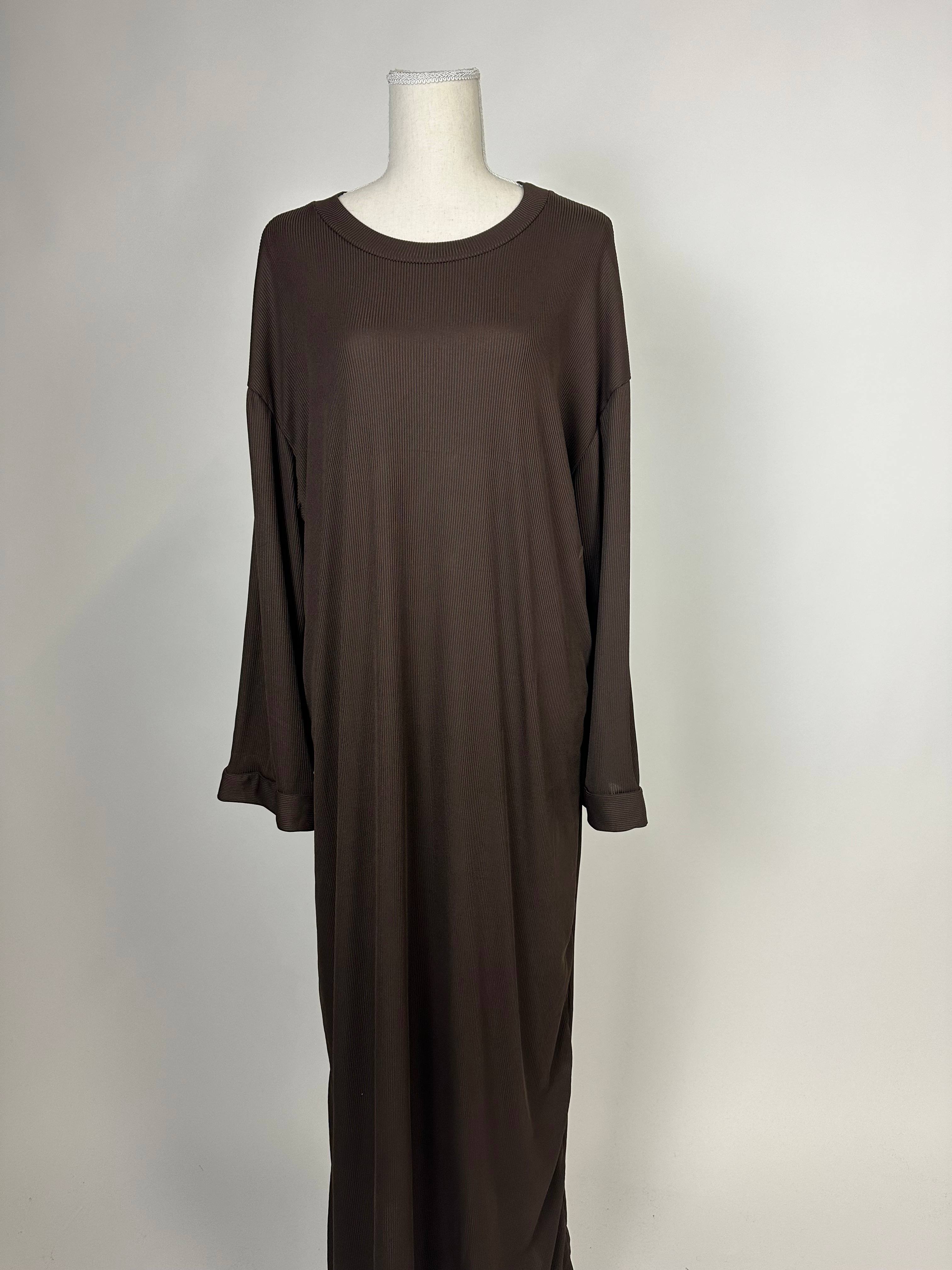 Abaya in dunkelbraunem geripptem Jersey mit weiter Passform und umgeschlagenen Ärmeln, Frontansicht auf Puppe.