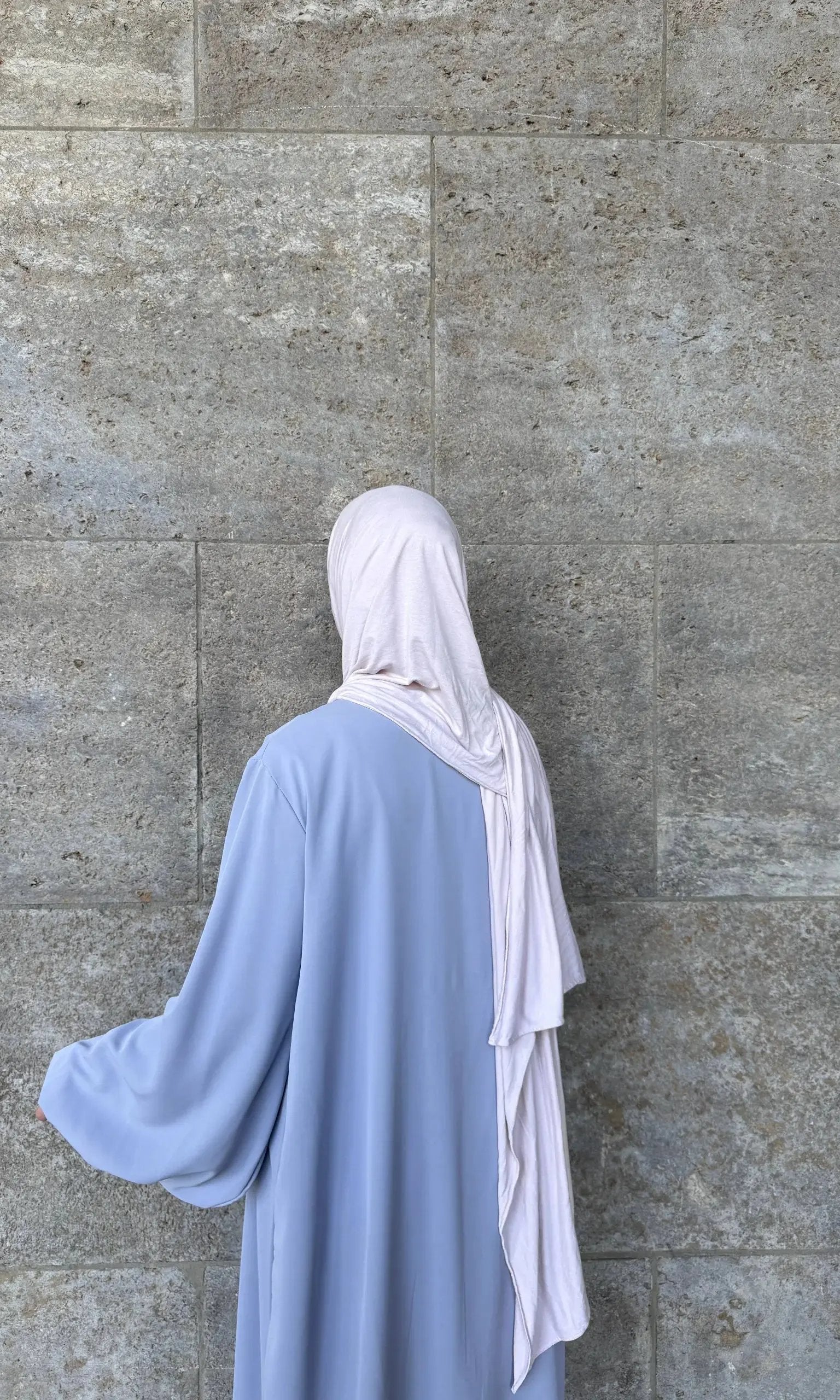 Hellblaue Abaya aus Medina-Seide mit Ballonärmeln, Rückansicht