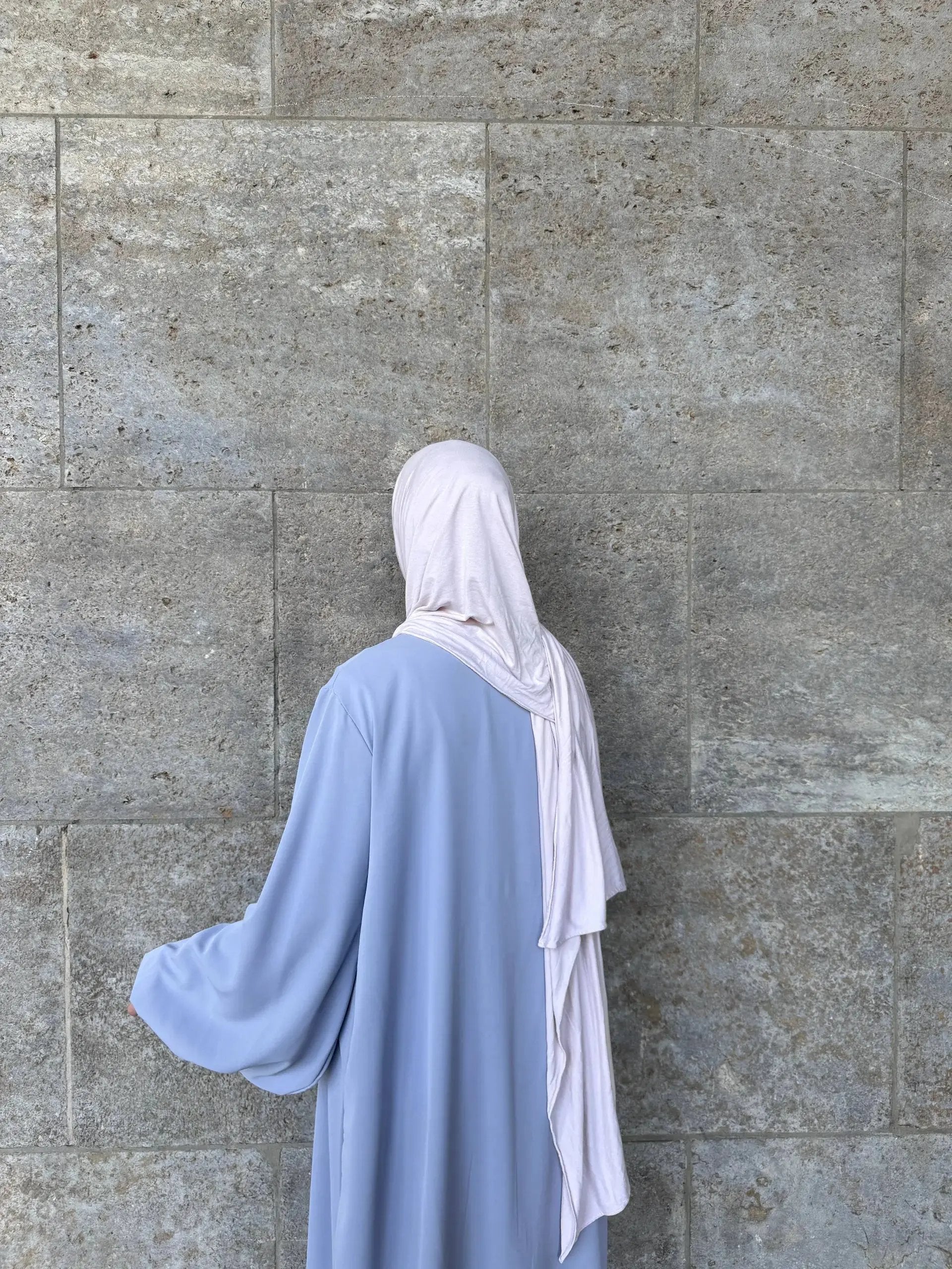 Hellblaue Abaya aus Medina-Seide mit Ballonärmeln, Rückansicht