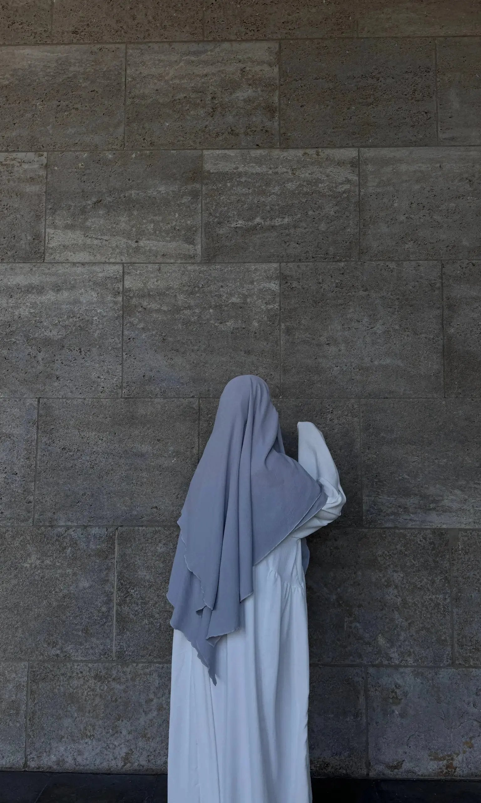 weiße abaya aus jazz-stoff, bodenlang mit weiten ärmeln, rückansicht