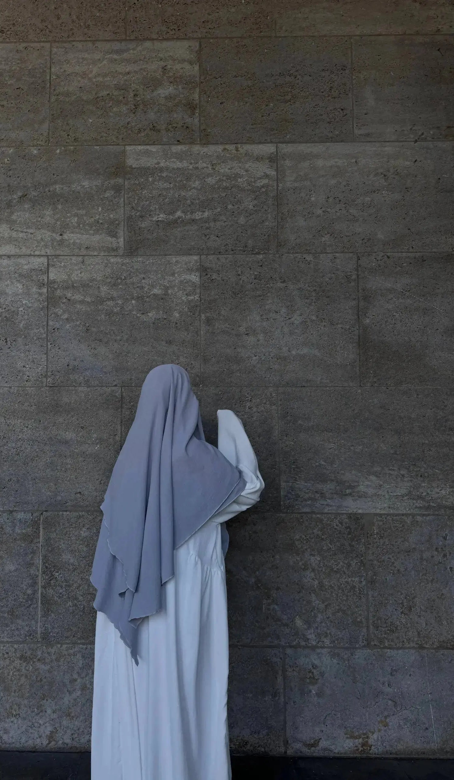 weiße abaya aus jazz-stoff, bodenlang mit weiten ärmeln, rückansicht