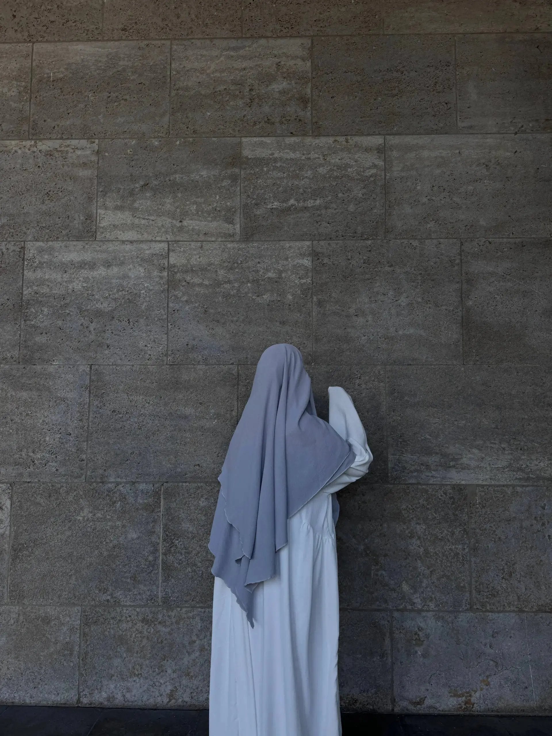 weiße abaya aus jazz-stoff, bodenlang mit weiten ärmeln, rückansicht