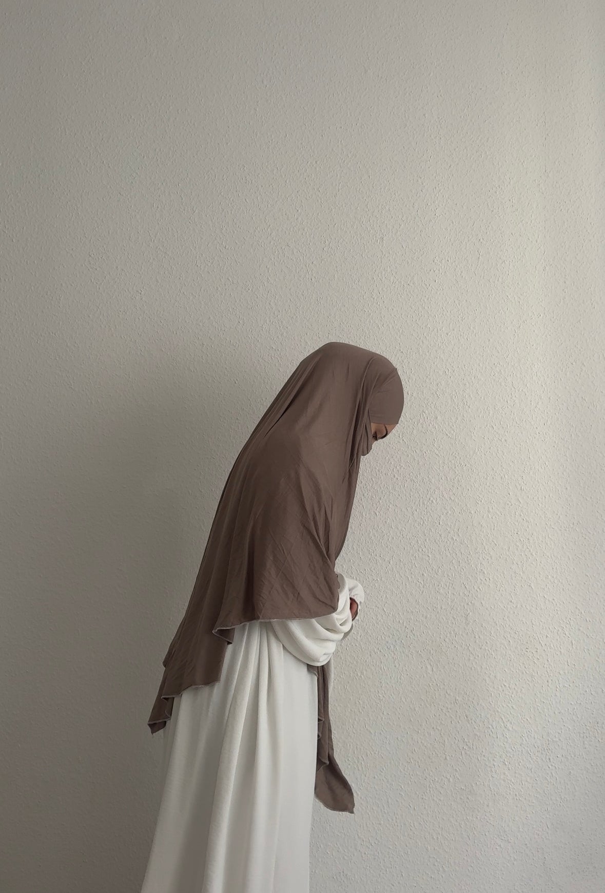 Jersey Khimar (95% Viskose, 5% Elastan) in braun, seitliche Profilansicht.