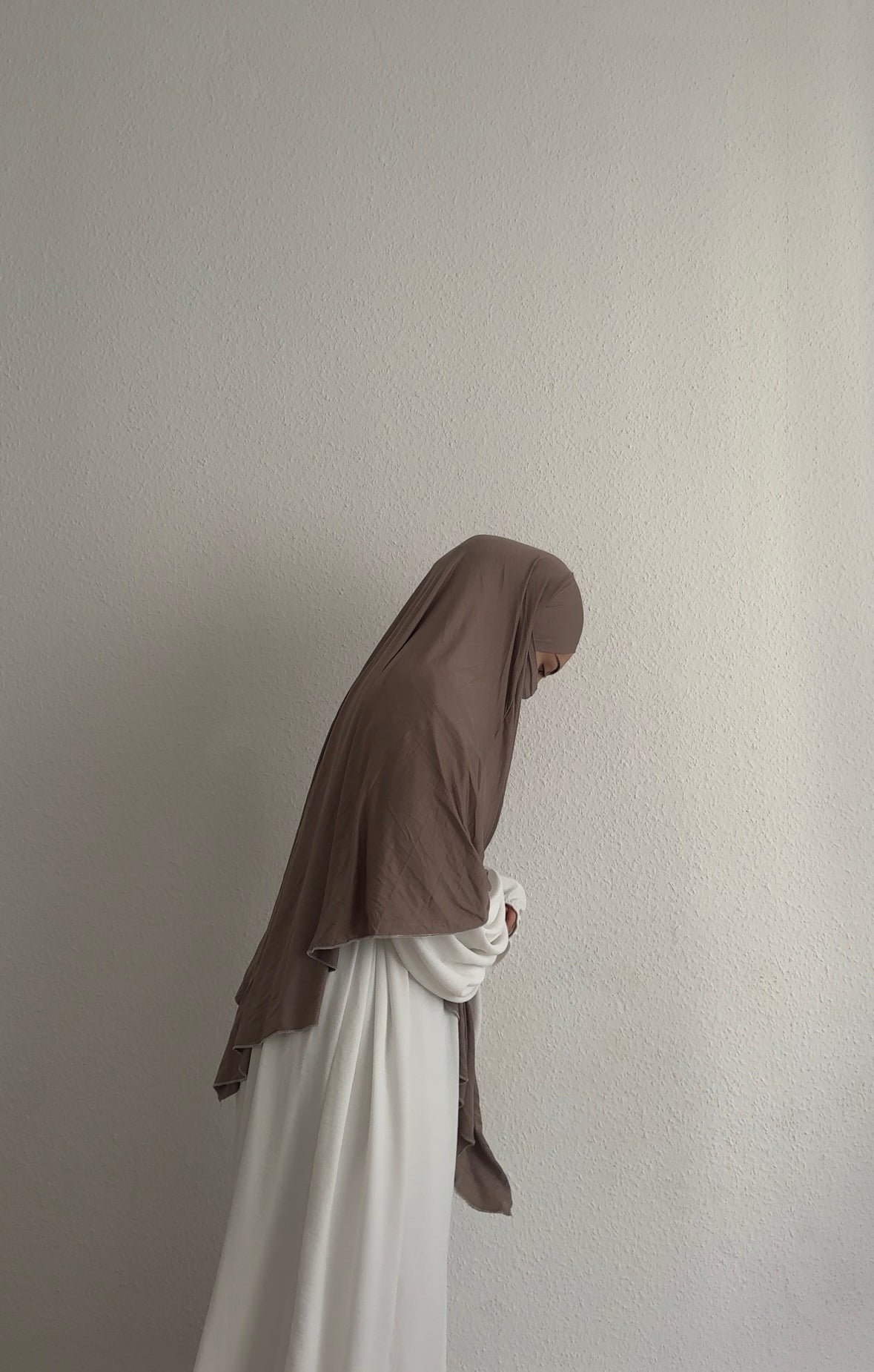 Jersey Khimar (95% Viskose, 5% Elastan) in braun, seitliche Profilansicht.