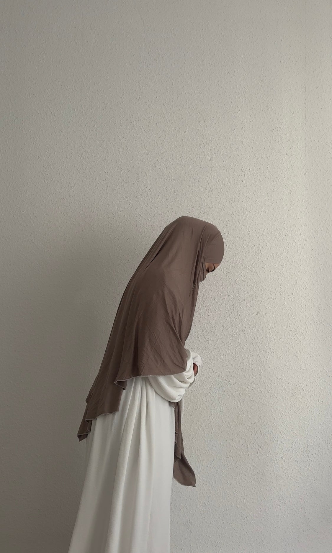 Jersey Khimar (95% Viskose, 5% Elastan) in braun, seitliche Profilansicht.