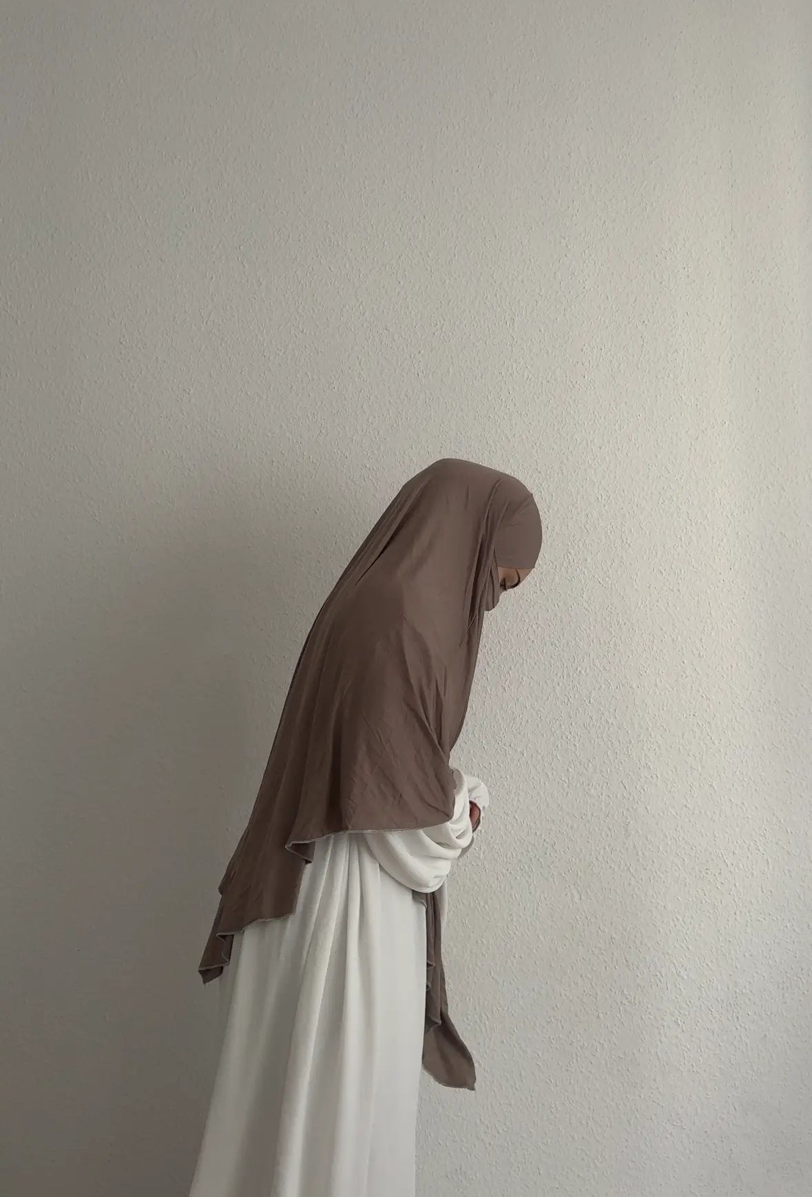 Jersey Khimar (95% Viskose, 5% Elastan) in braun, seitliche Profilansicht.