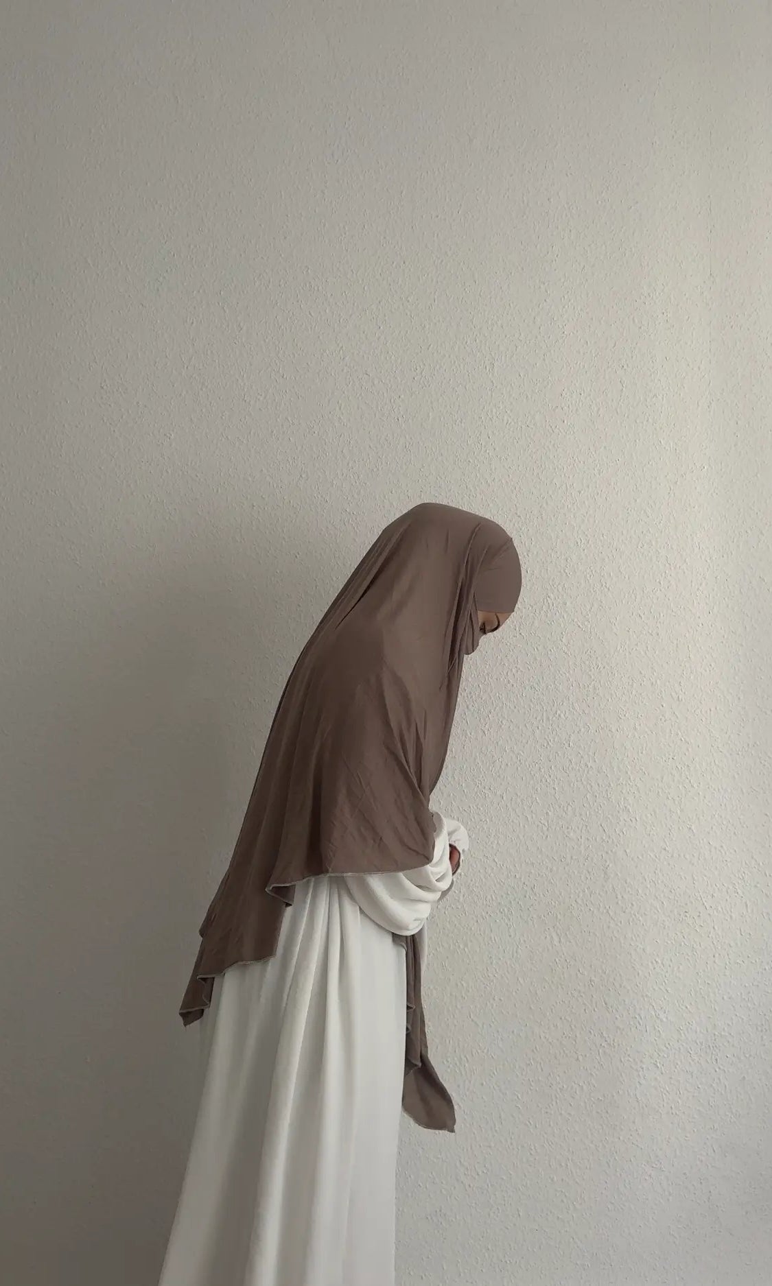 Jersey Khimar (95% Viskose, 5% Elastan) in braun, seitliche Profilansicht.