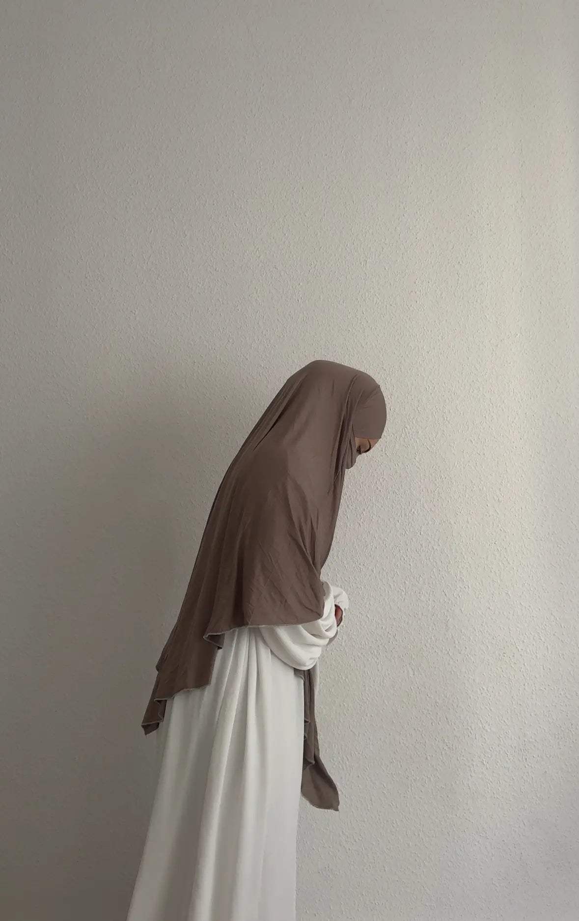 Jersey Khimar (95% Viskose, 5% Elastan) in braun, seitliche Profilansicht.