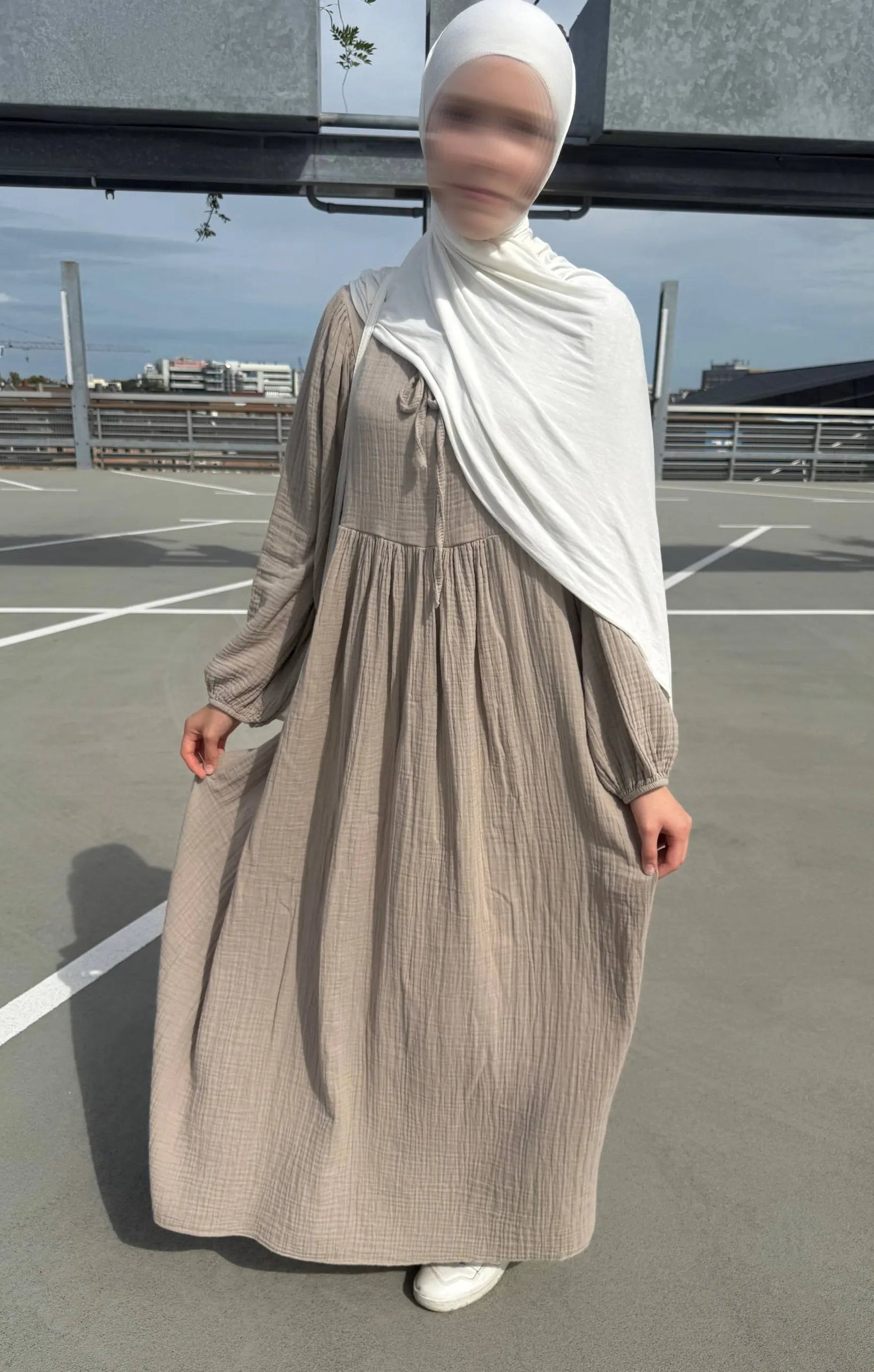 Langes Musselin-Kleid aus Baumwolle mit Crinkle-Struktur, Frontansicht