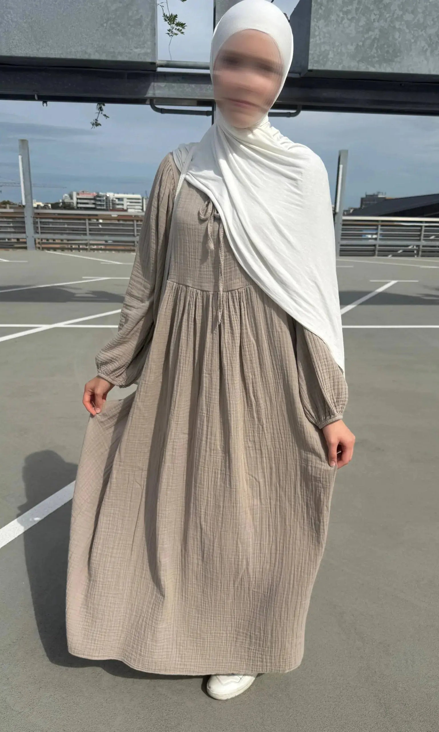 Langes Musselin-Kleid aus Baumwolle mit Crinkle-Struktur, Frontansicht