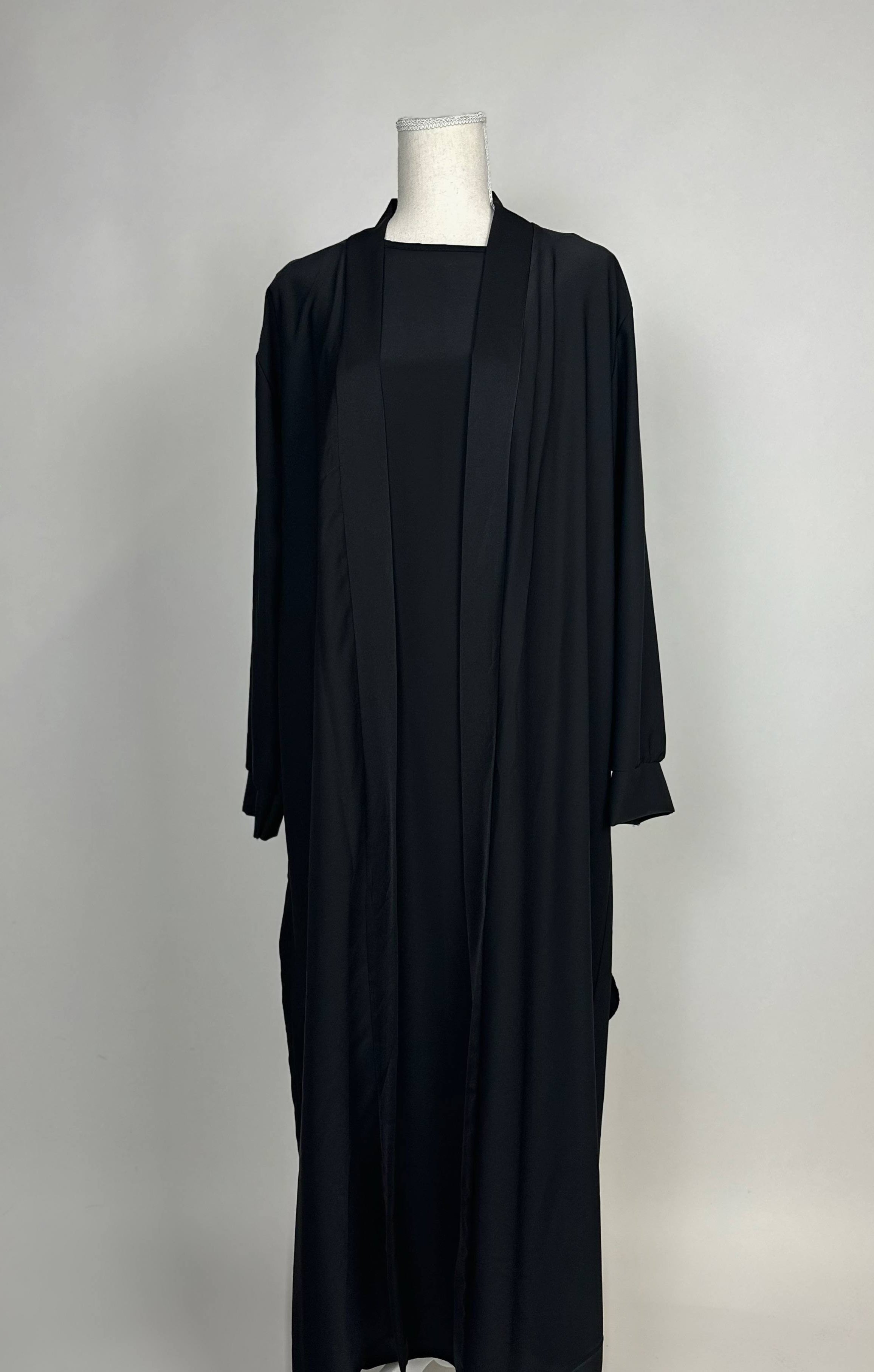 Schwarze Open-Abaya aus Medina-Seide mit passendem Unterkleid, Vorderansicht