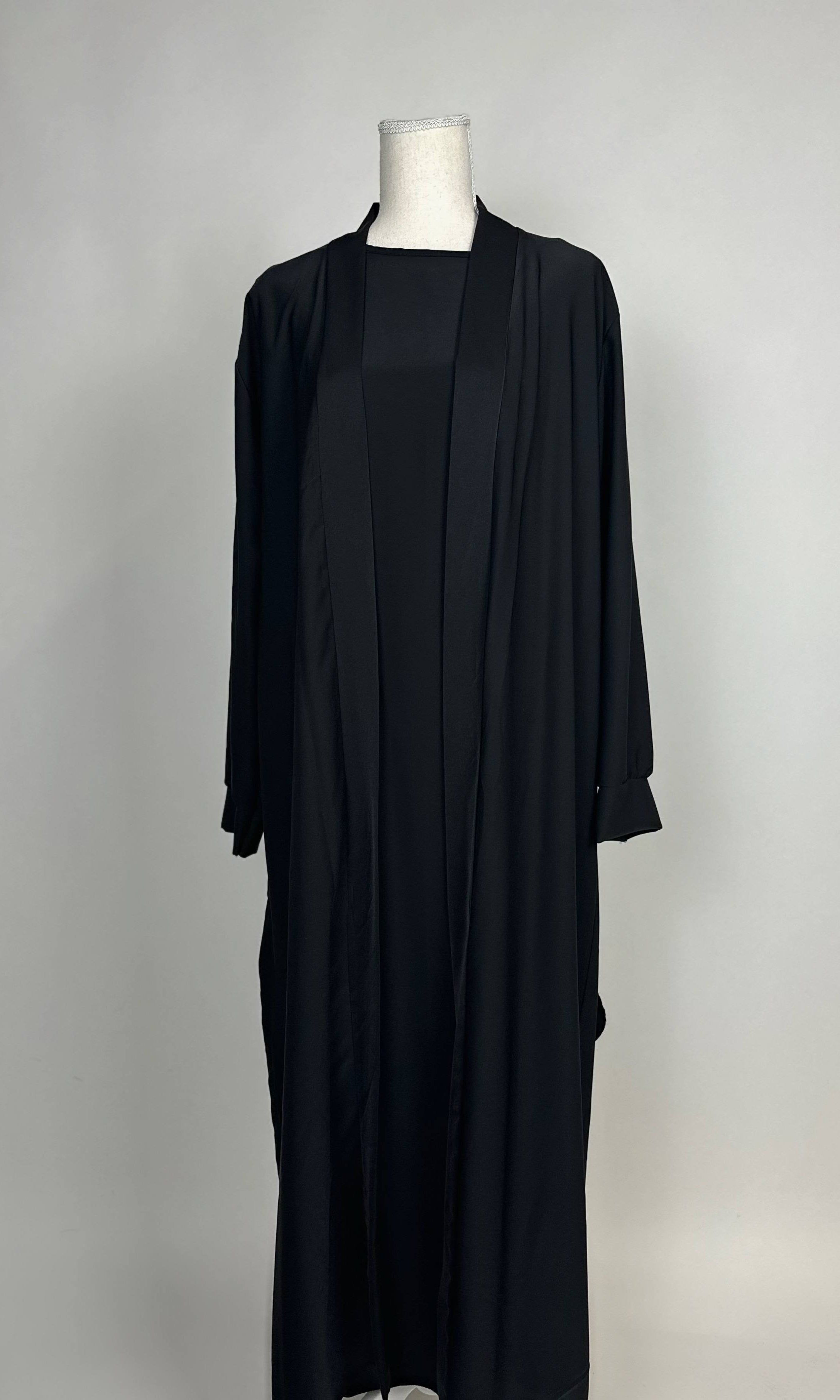 Schwarze Open-Abaya aus Medina-Seide mit passendem Unterkleid, Vorderansicht