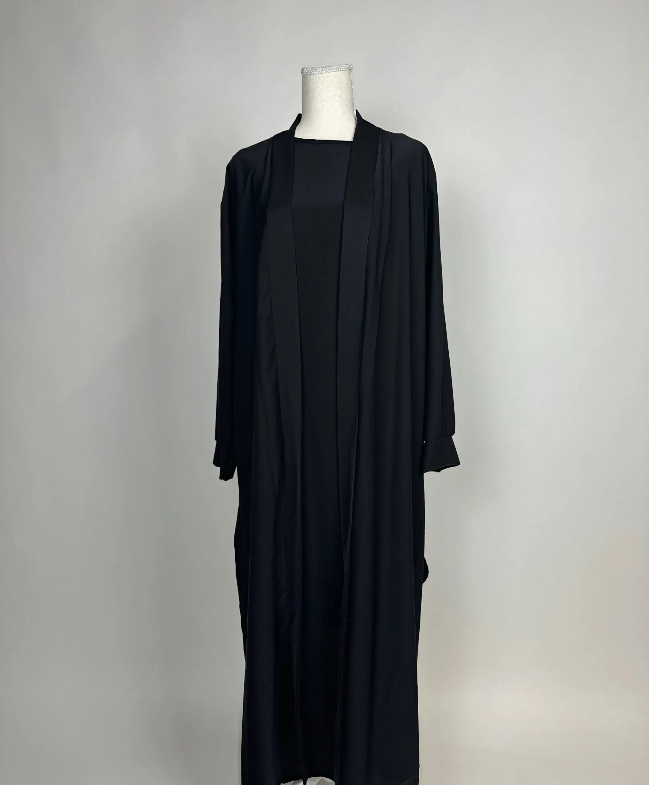 Schwarze Open-Abaya aus Medina-Seide mit passendem Unterkleid, Vorderansicht