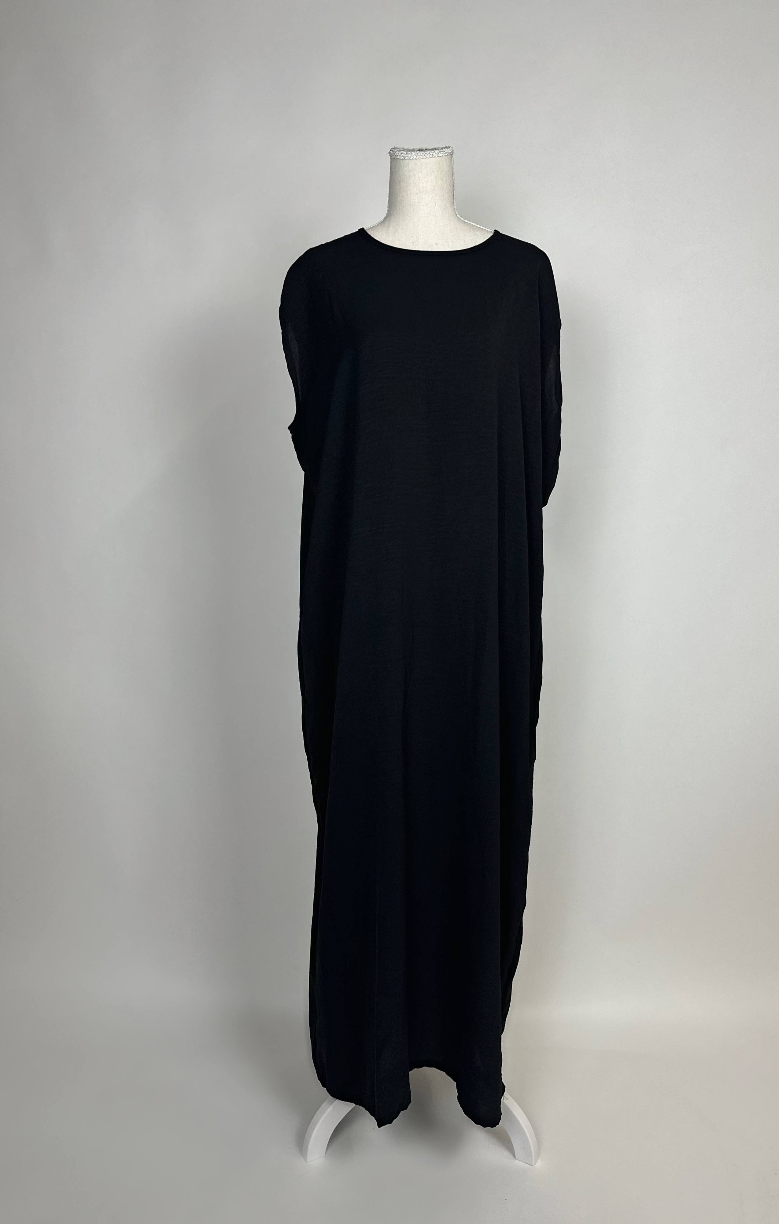 Schwarzes Abaya-Unterkleid im Modest-Stil fällt locker mit Rundhalsausschnitt und Maxi-Länge, Vorderansicht