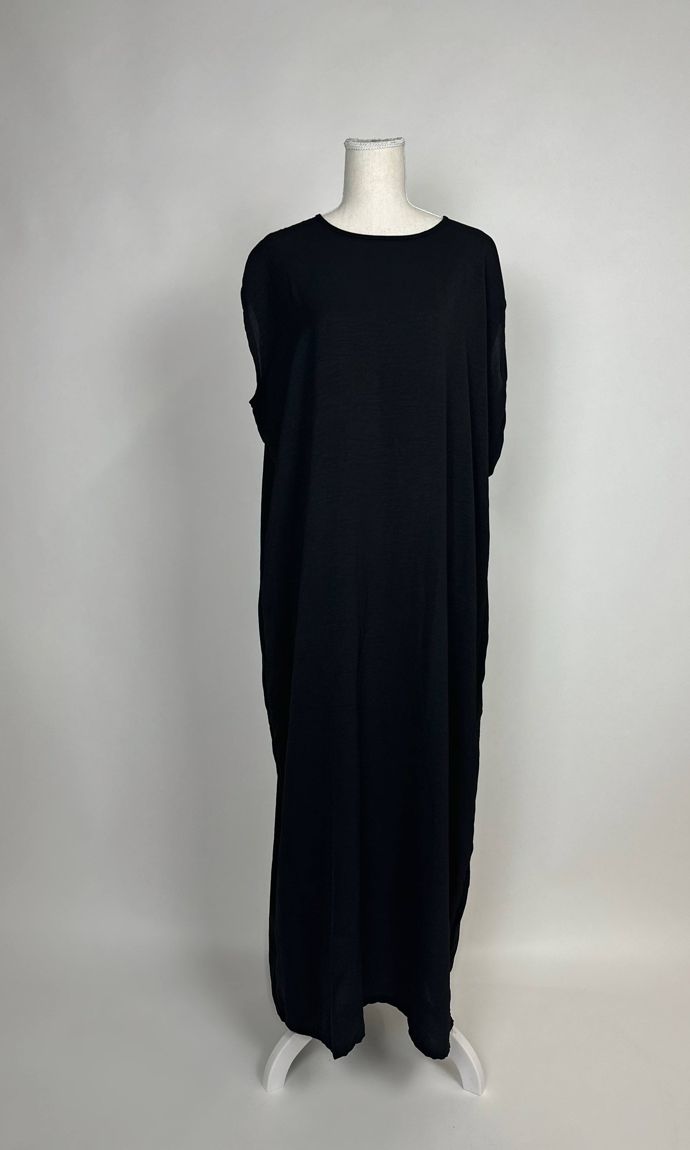Schwarzes Abaya-Unterkleid im Modest-Stil fällt locker mit Rundhalsausschnitt und Maxi-Länge, Vorderansicht