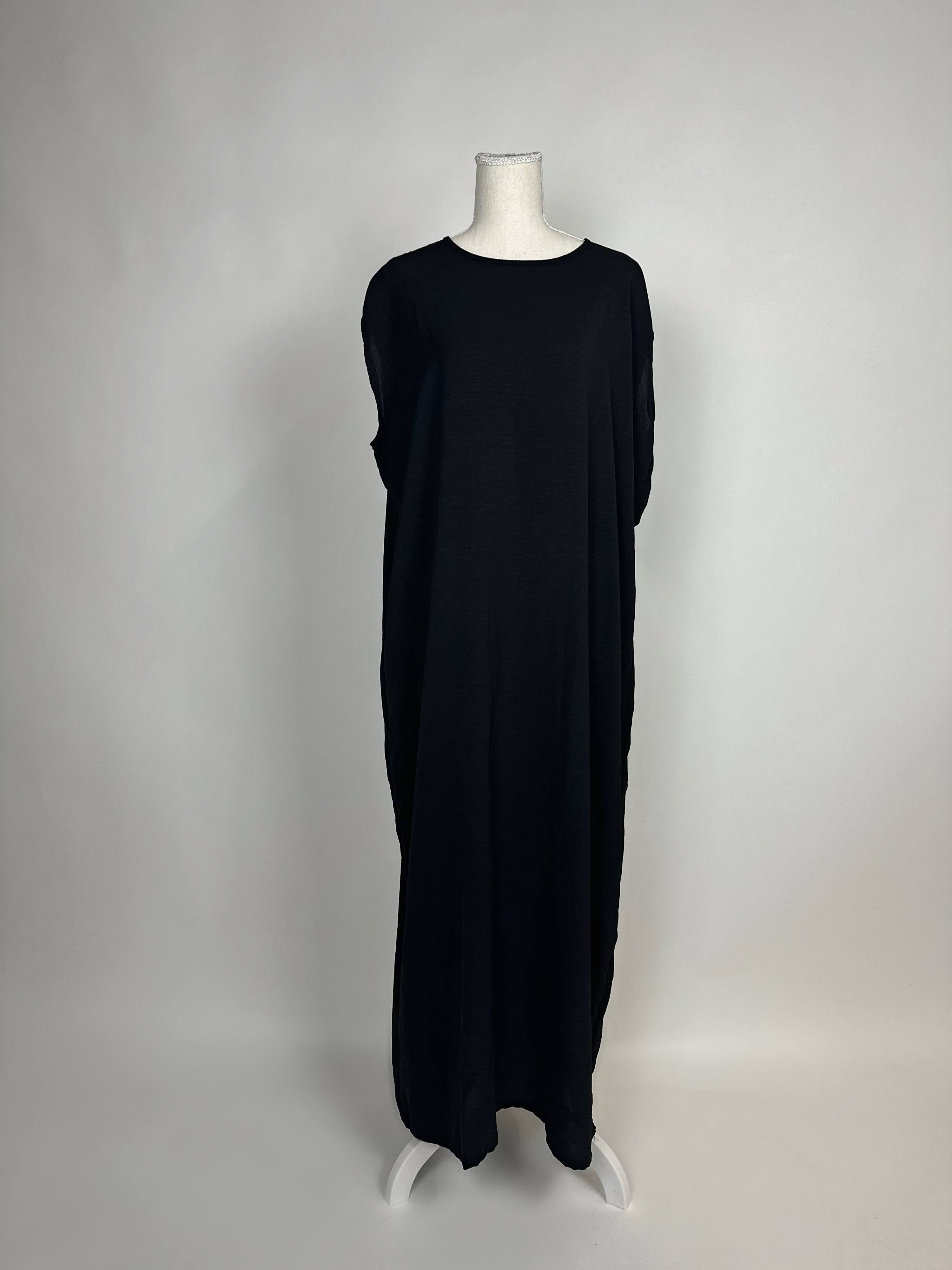 Schwarzes Abaya-Unterkleid im Modest-Stil fällt locker mit Rundhalsausschnitt und Maxi-Länge, Vorderansicht