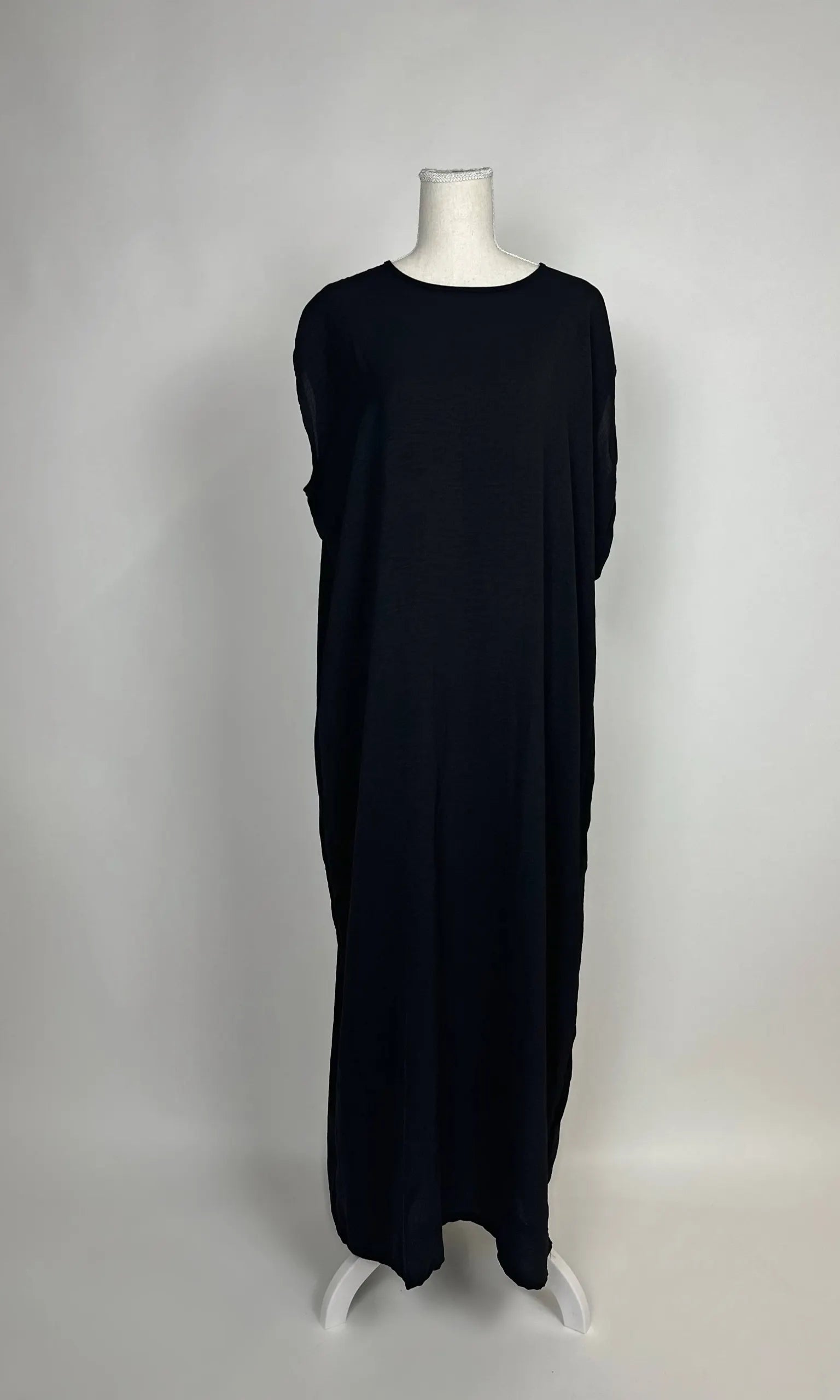 Schwarzes Abaya-Unterkleid im Modest-Stil fällt locker mit Rundhalsausschnitt und Maxi-Länge, Vorderansicht