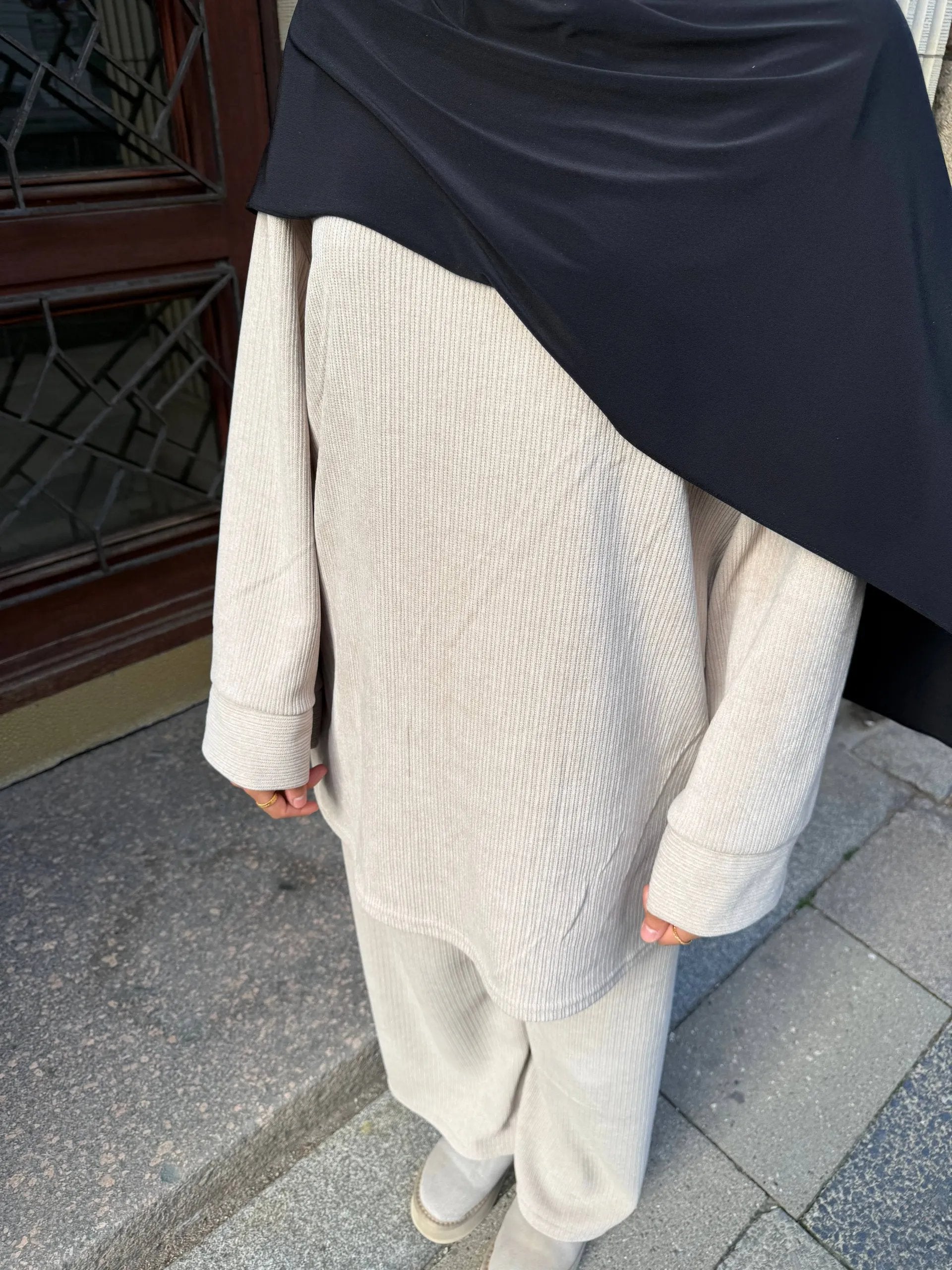 Zweiteiler aus Cordstoff mit langem Oberteil und Hose