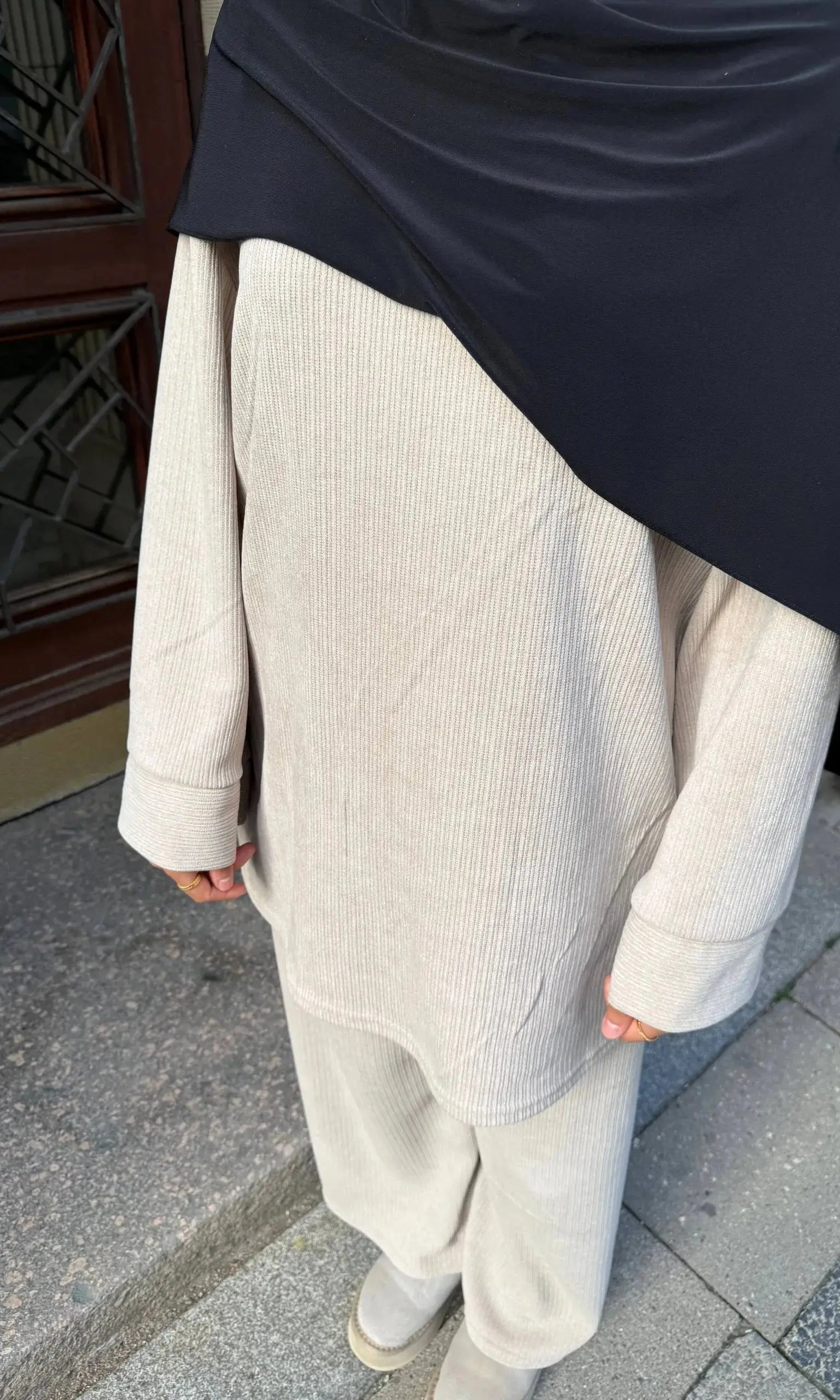 Zweiteiler aus Cordstoff mit langem Oberteil und Hose