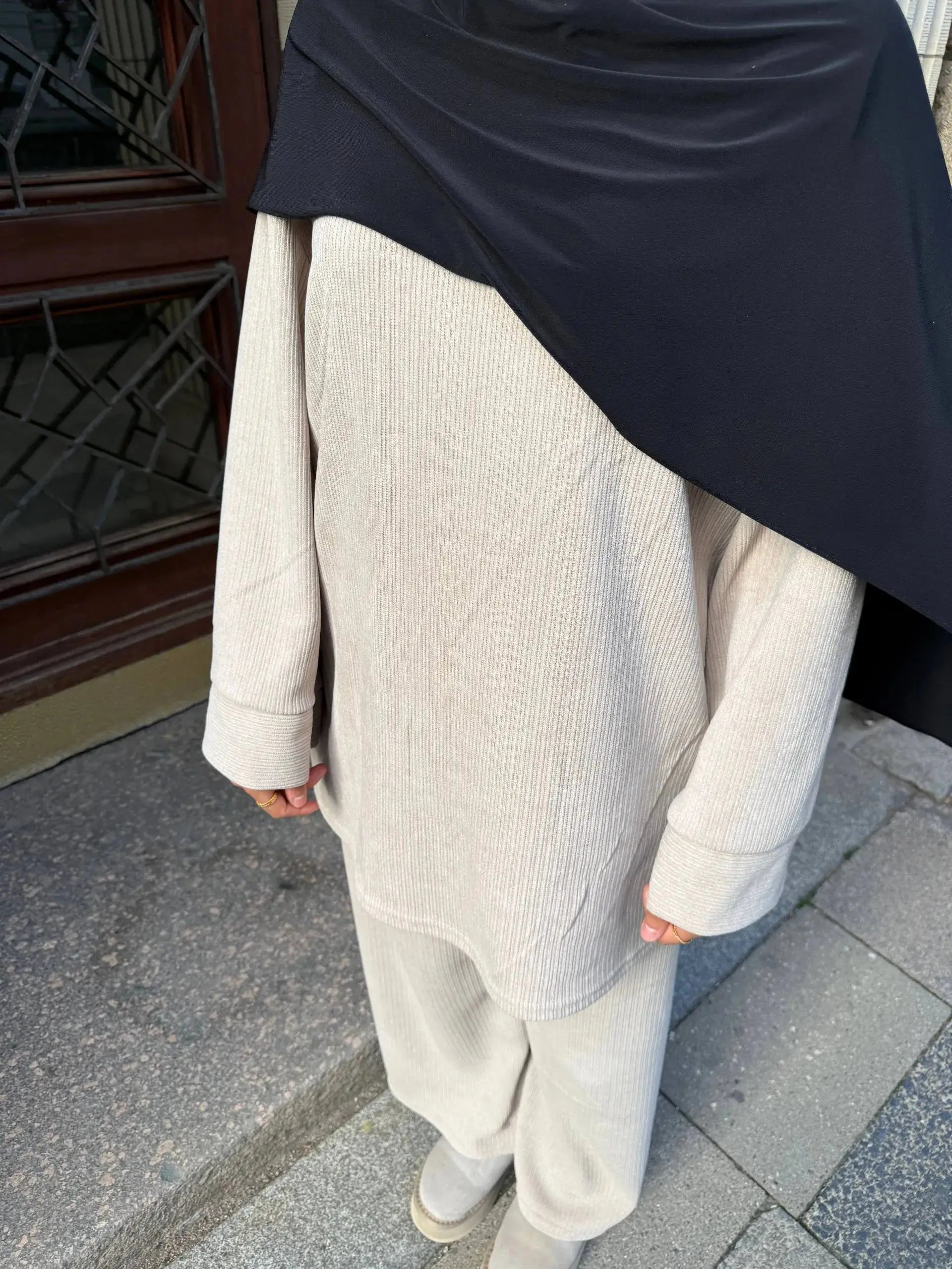 Zweiteiler aus Cordstoff mit langem Oberteil und Hose