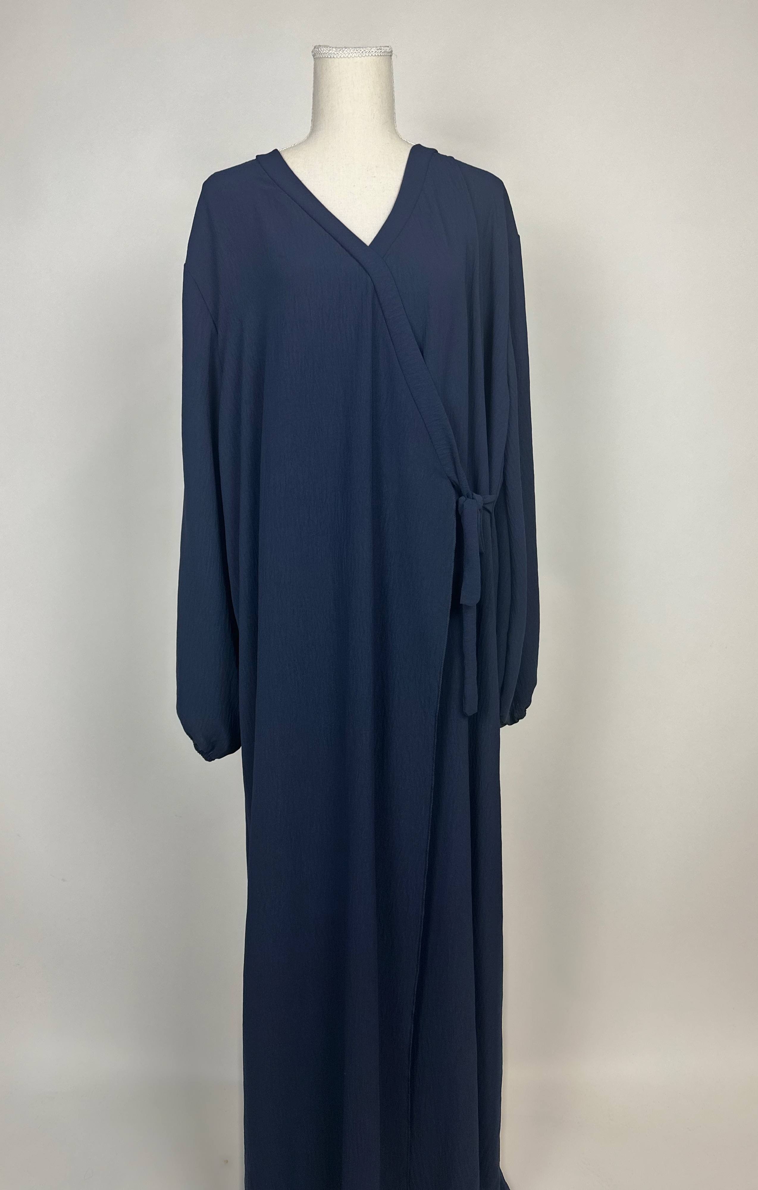 Marineblaue Wickelabaya aus strukturiertem Stoff mit Ballonärmeln und seitlicher Bindung, Modest Hijab, Vorderansicht.