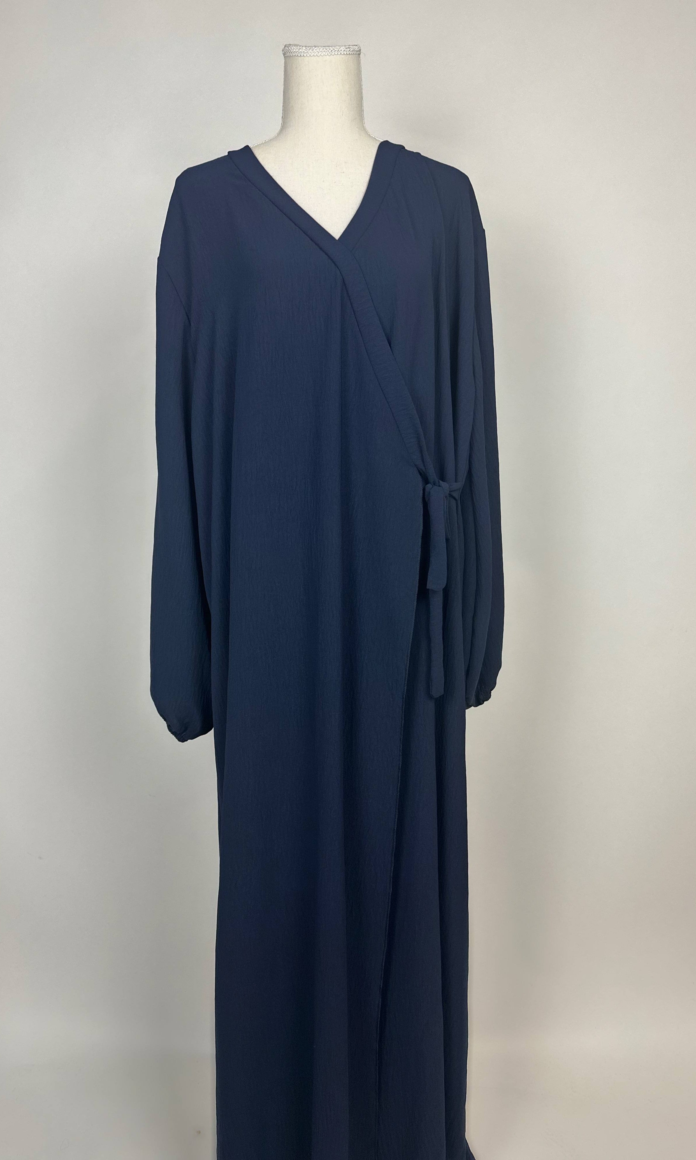 Marineblaue Wickelabaya aus strukturiertem Stoff mit Ballonärmeln und seitlicher Bindung, Modest Hijab, Vorderansicht.