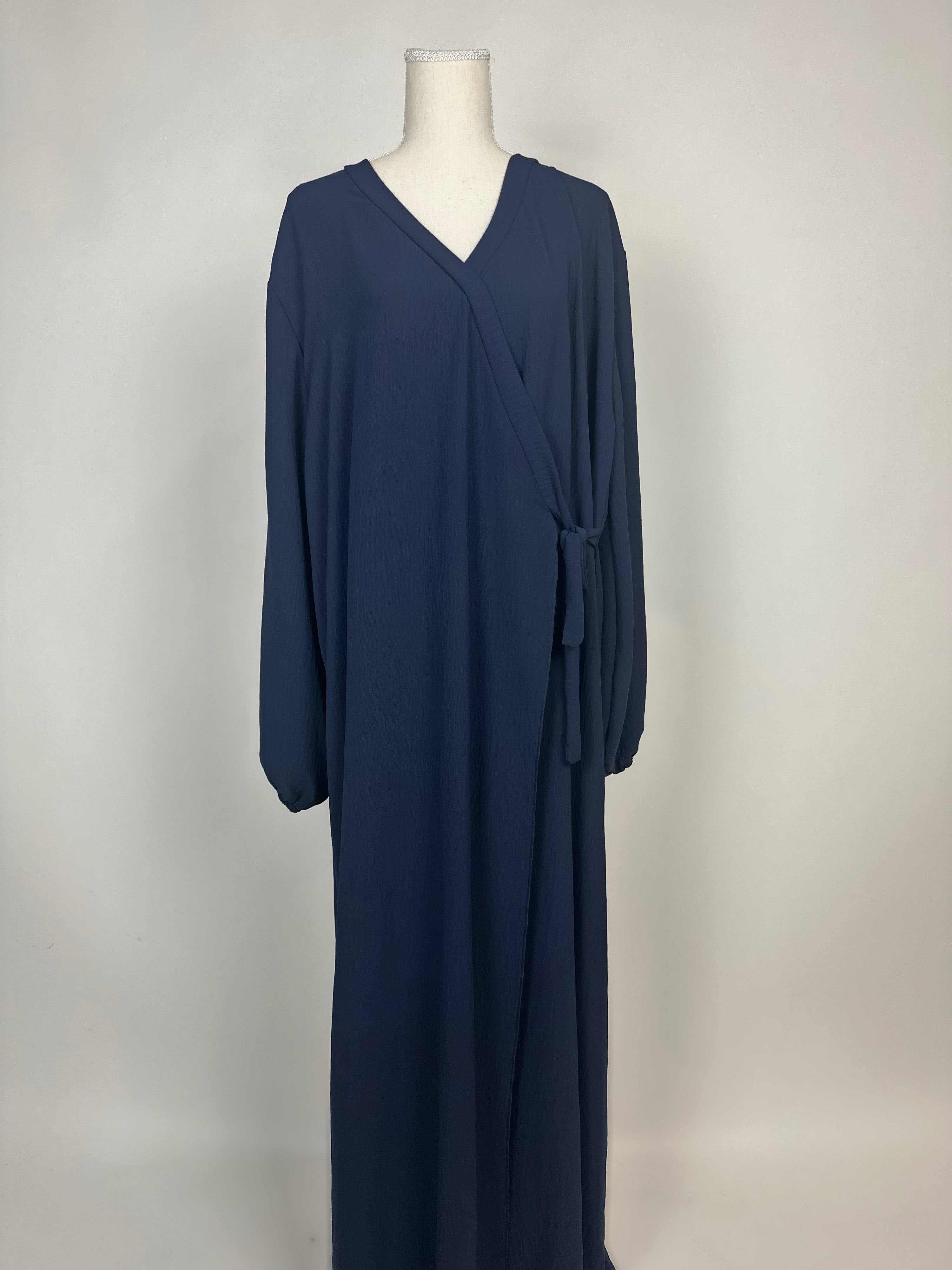 Marineblaue Wickelabaya aus strukturiertem Stoff mit Ballonärmeln und seitlicher Bindung, Modest Hijab, Vorderansicht.