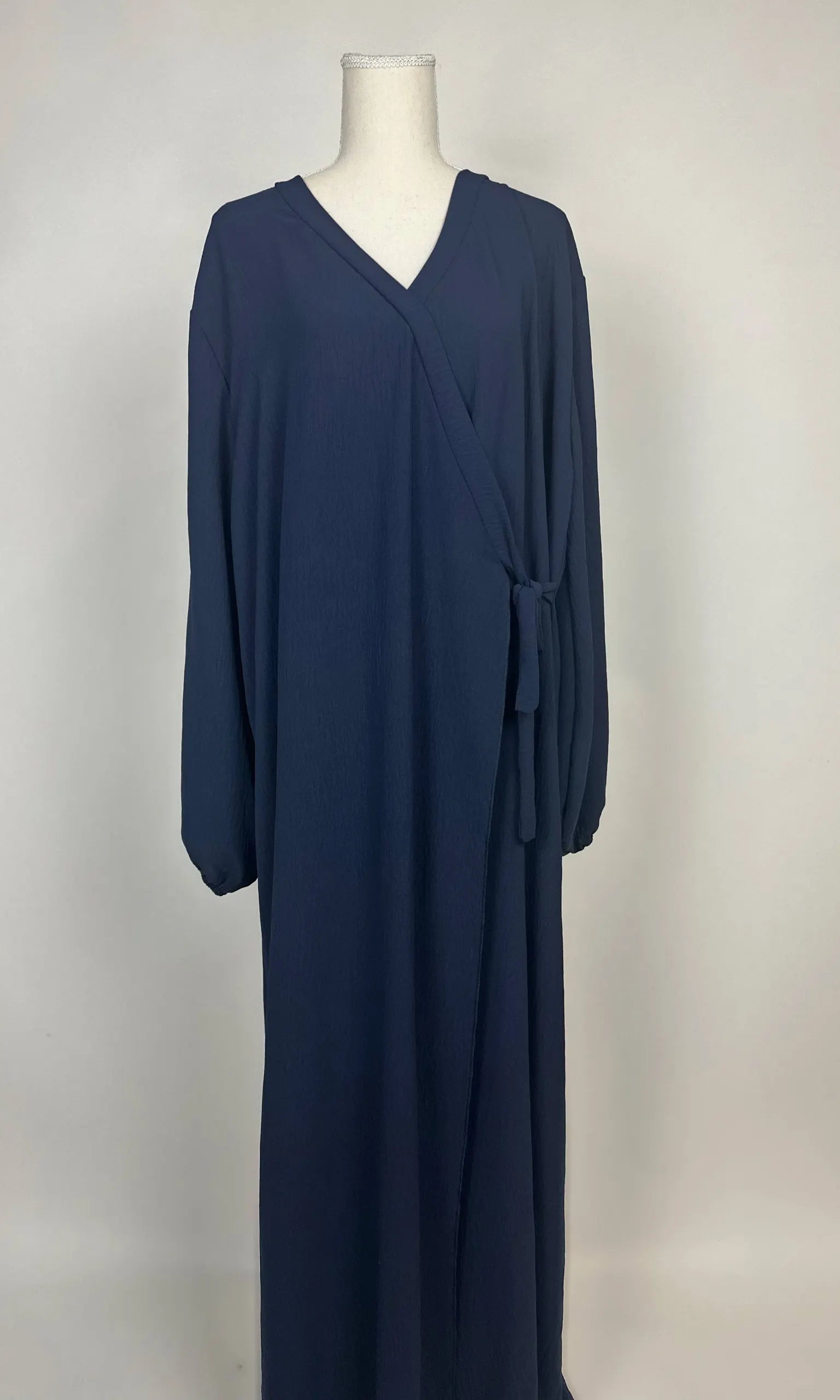 Marineblaue Wickelabaya aus strukturiertem Stoff mit Ballonärmeln und seitlicher Bindung, Modest Hijab, Vorderansicht.