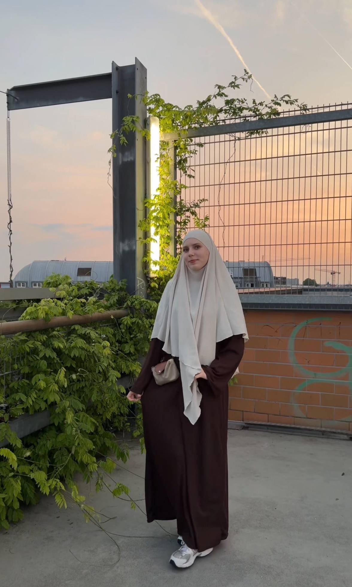 beiger khimar, vorne 80–85 cm, hinten 110–115 cm, frontansicht