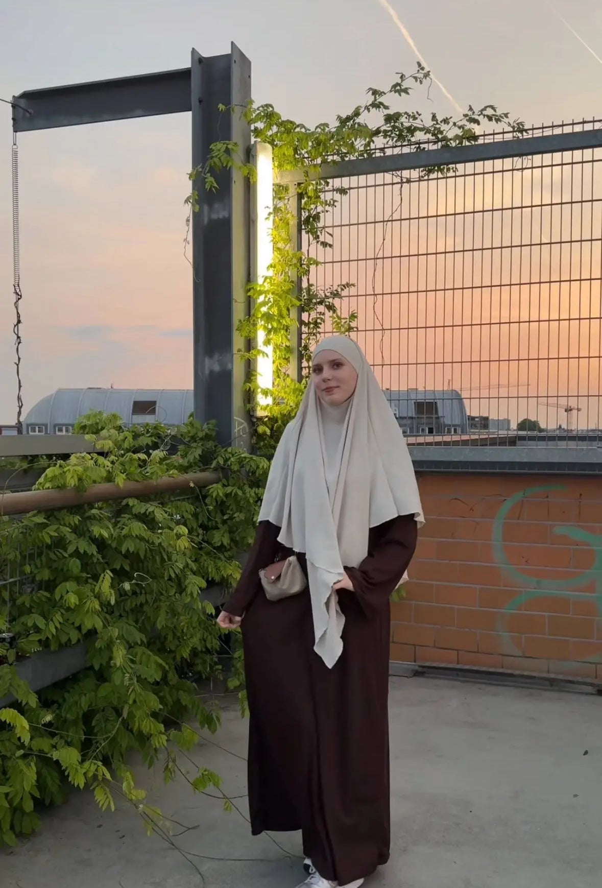 beiger khimar, vorne 80–85 cm, hinten 110–115 cm, frontansicht