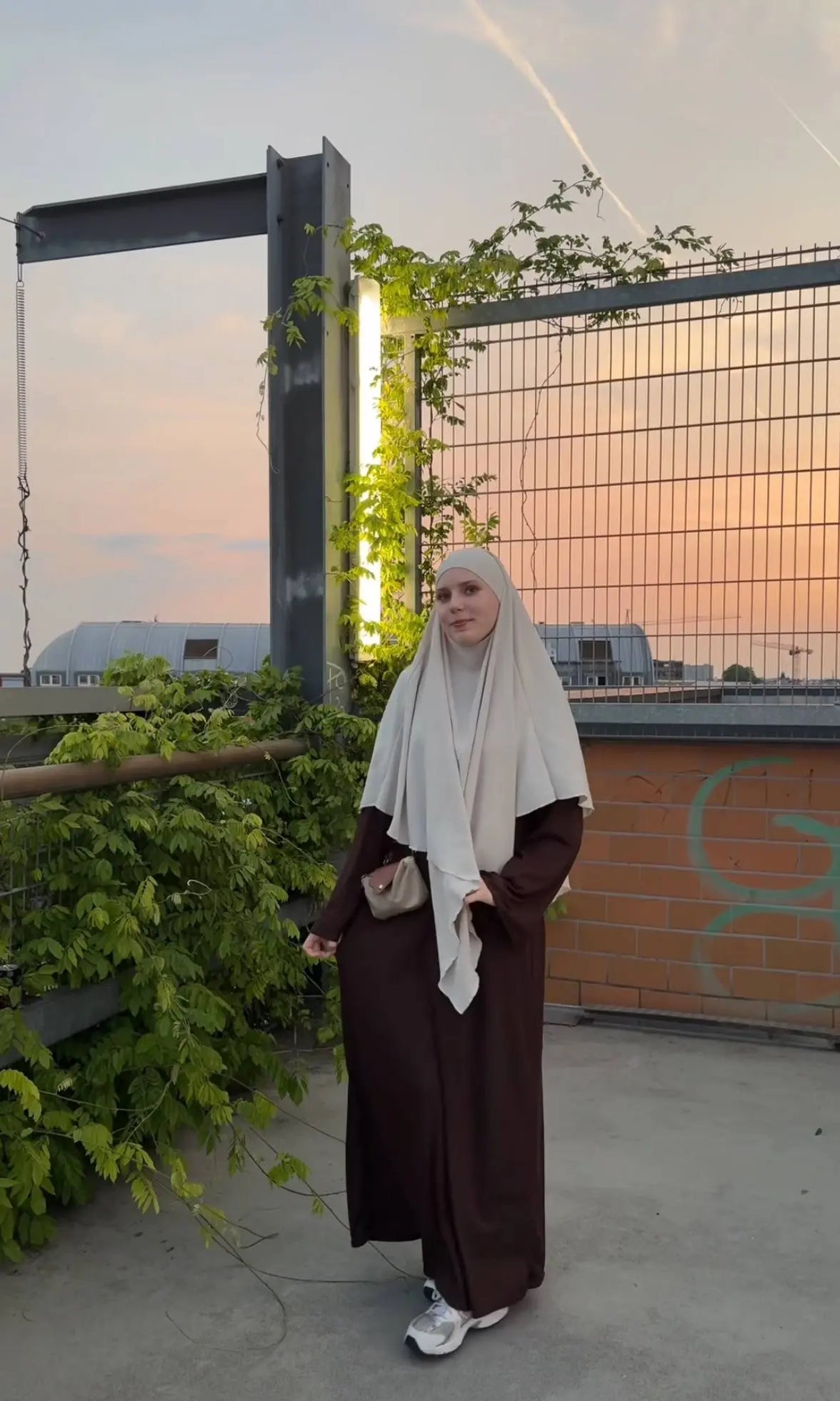 beiger khimar, vorne 80–85 cm, hinten 110–115 cm, frontansicht