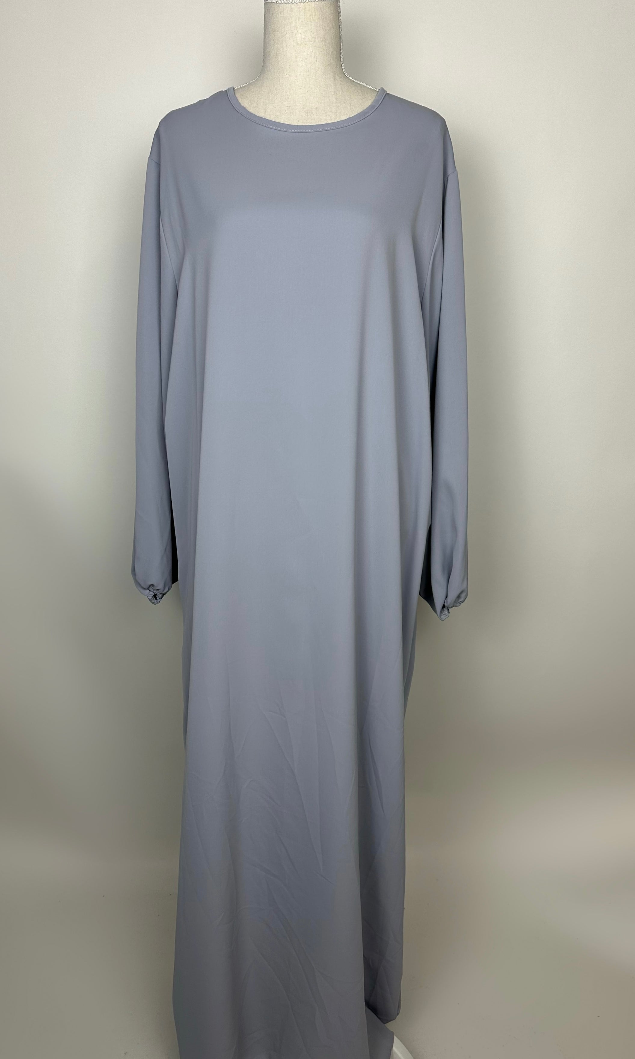 Graue Abaya aus Medina-Seide mit Ballonärmeln und Rundhalsausschnitt in Vorderansicht