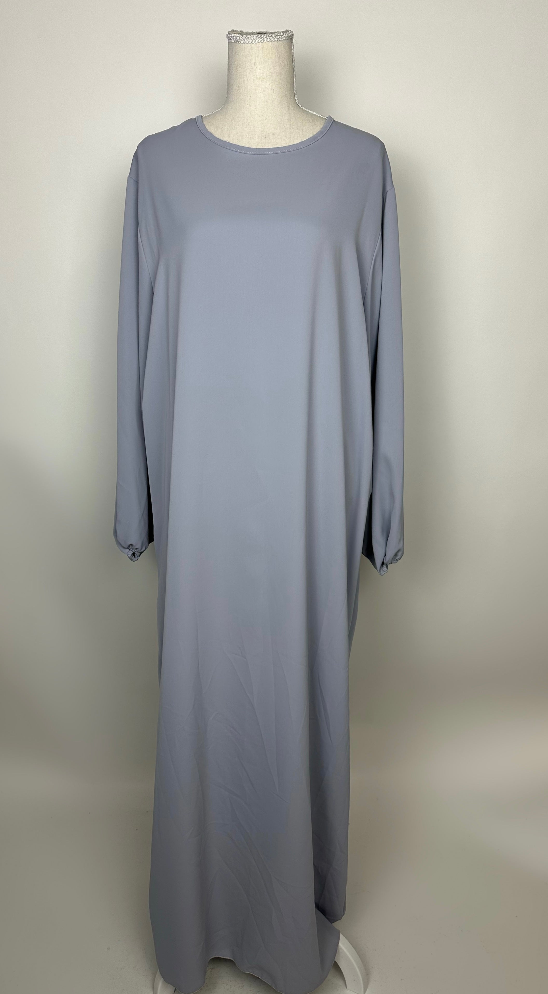 Graue Abaya aus Medina-Seide mit Ballonärmeln und Rundhalsausschnitt in Vorderansicht