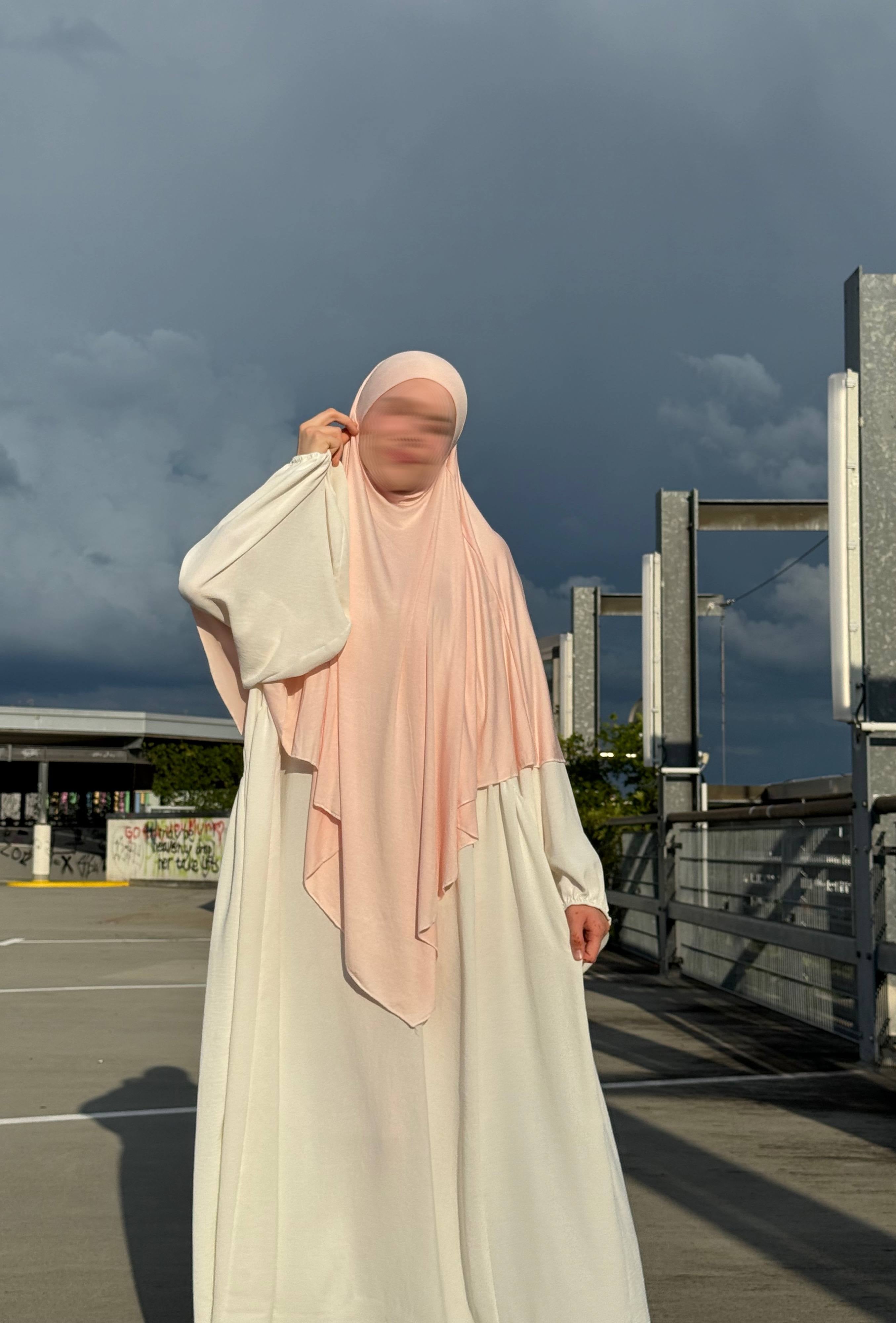 Jersey Khimar hellrosa aus Viskose‑Jersey, frontale Ansicht mit weichem Faltenwurf.