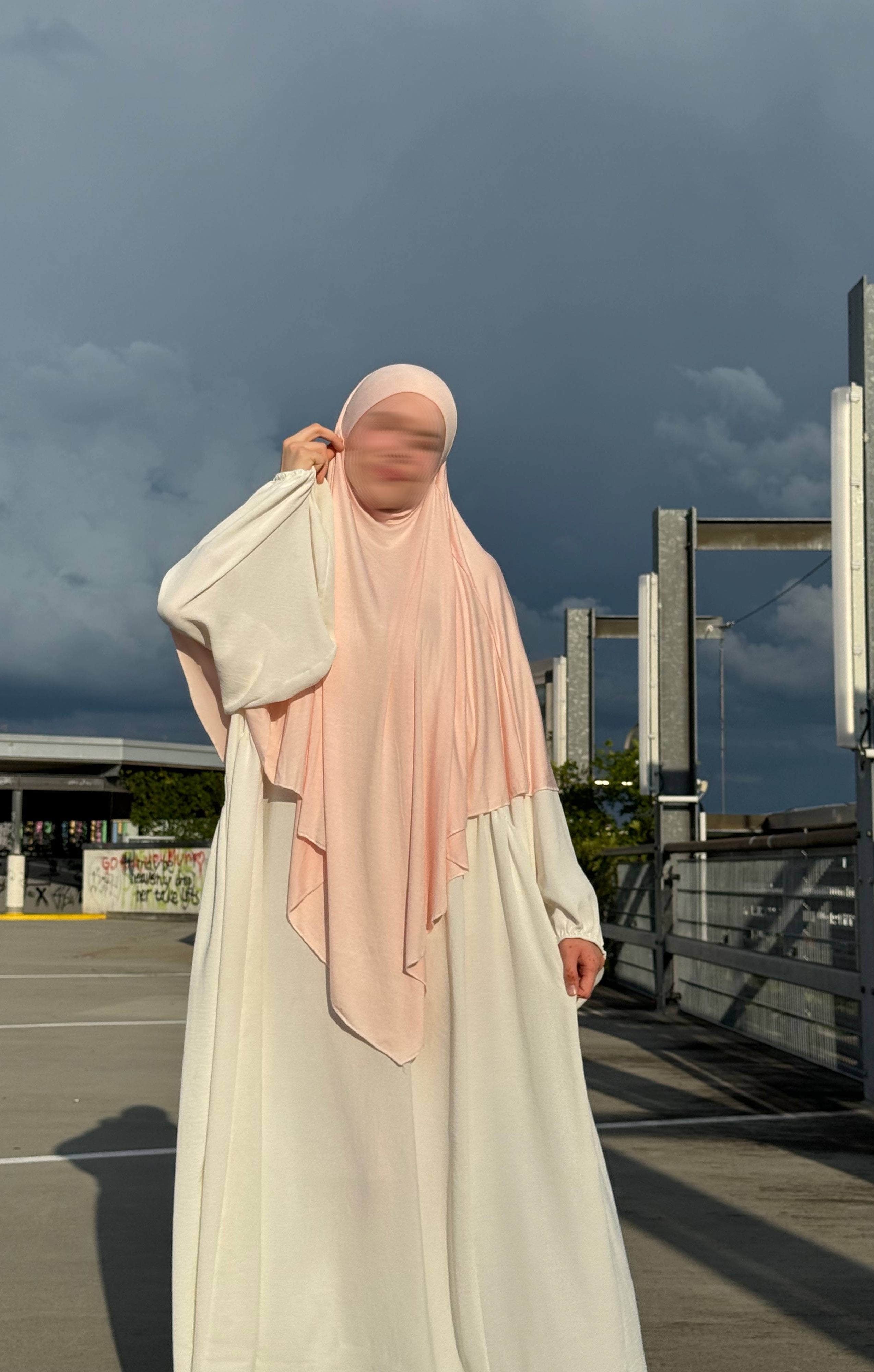 Jersey Khimar hellrosa aus Viskose‑Jersey, frontale Ansicht mit weichem Faltenwurf.