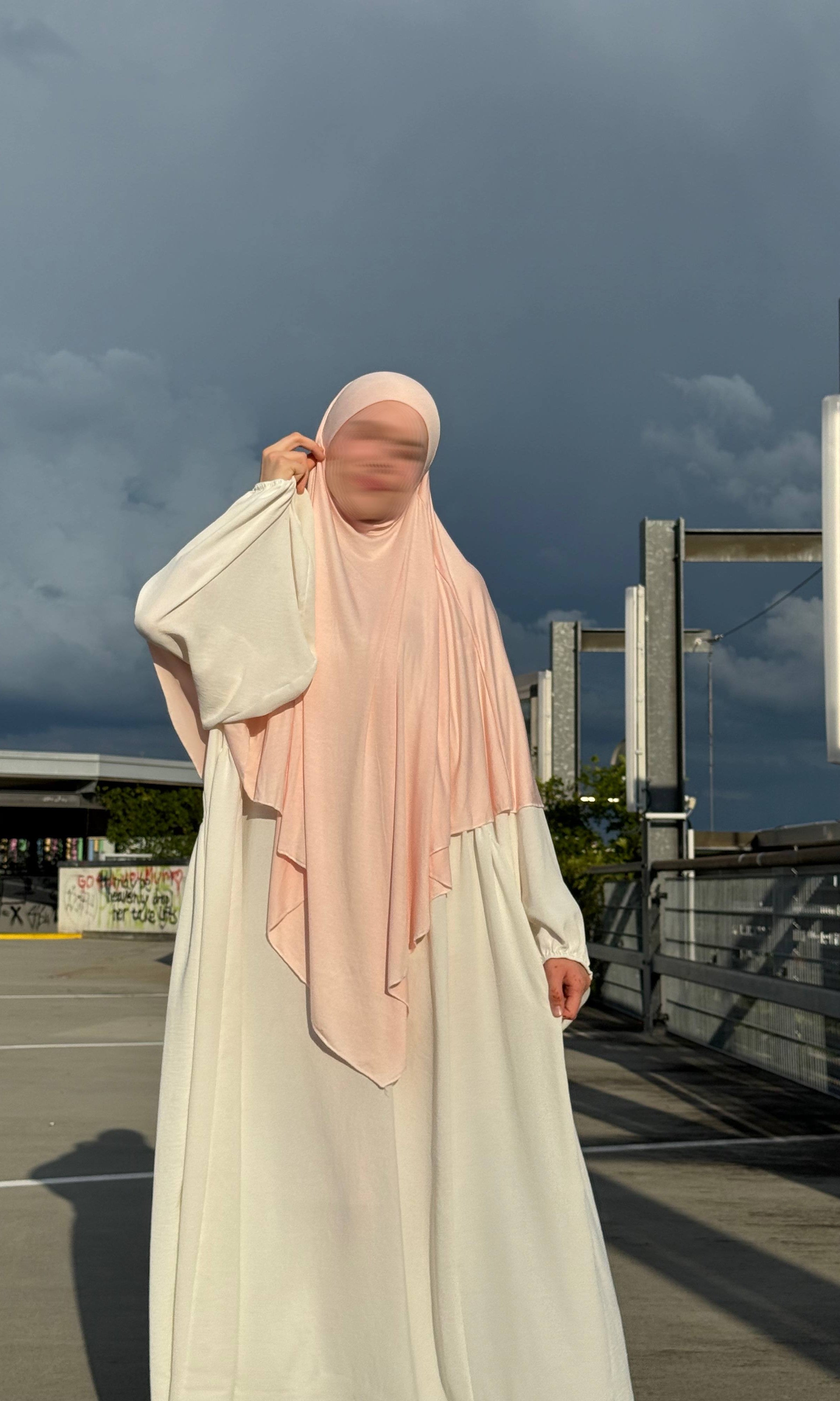 Jersey Khimar hellrosa aus Viskose‑Jersey, frontale Ansicht mit weichem Faltenwurf.