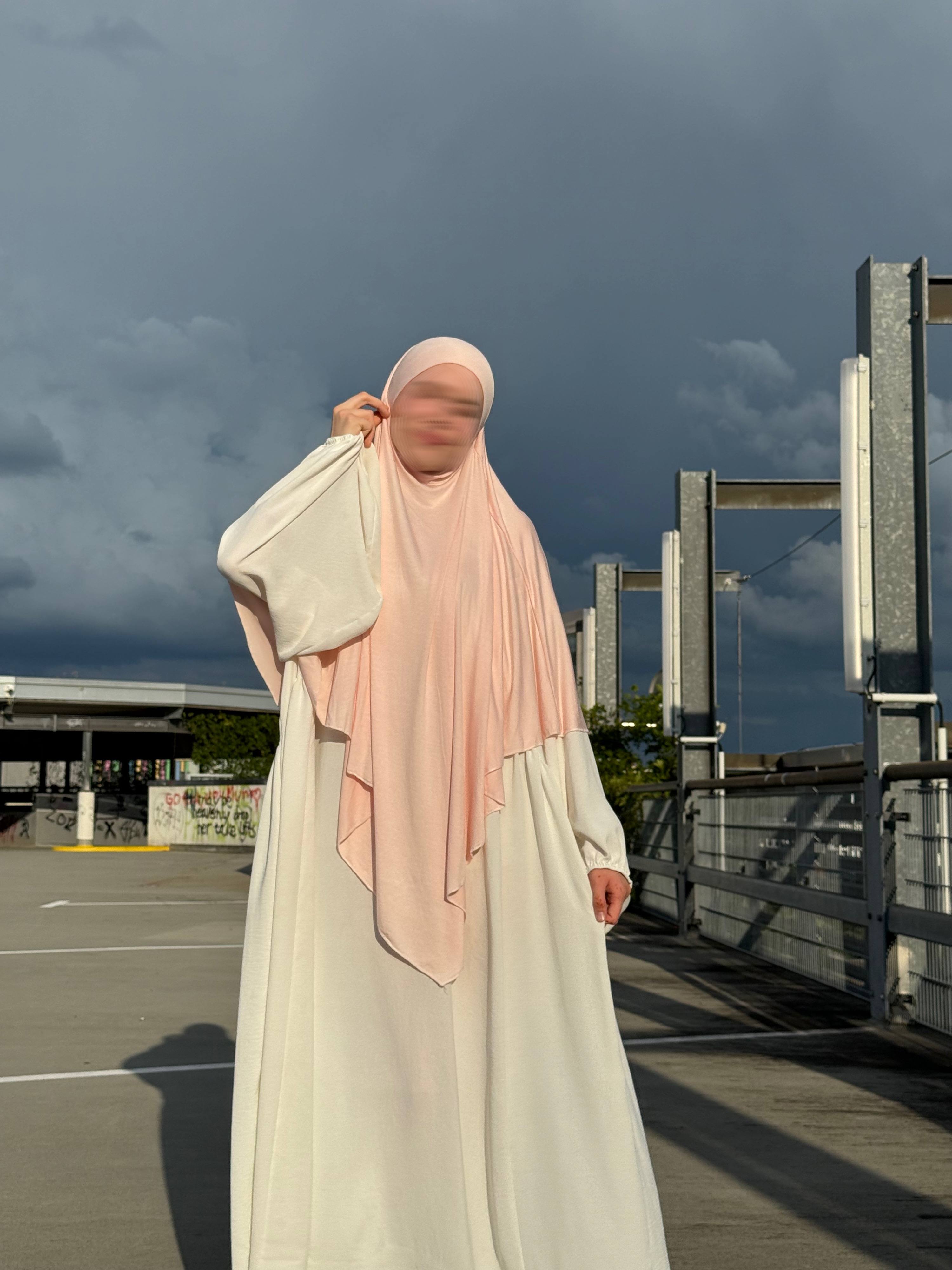 Jersey Khimar hellrosa aus Viskose‑Jersey, frontale Ansicht mit weichem Faltenwurf.