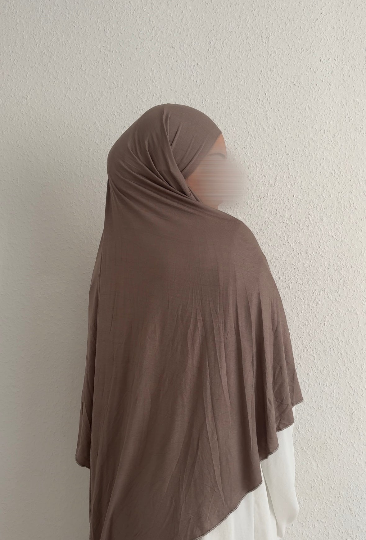 Jersey Khimar aus Viskose-Elastan in Braun, drapiert über Kopf und Rücken, Rückansicht leicht seitlich.