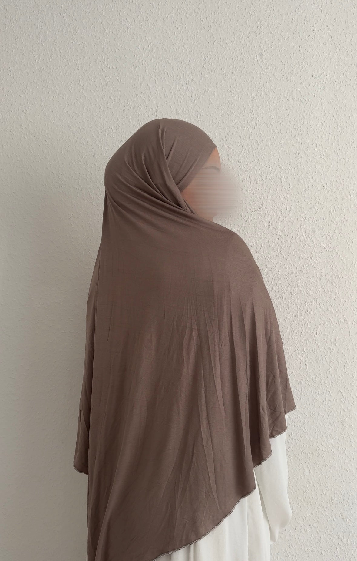 Jersey Khimar aus Viskose-Elastan in Braun, drapiert über Kopf und Rücken, Rückansicht leicht seitlich.