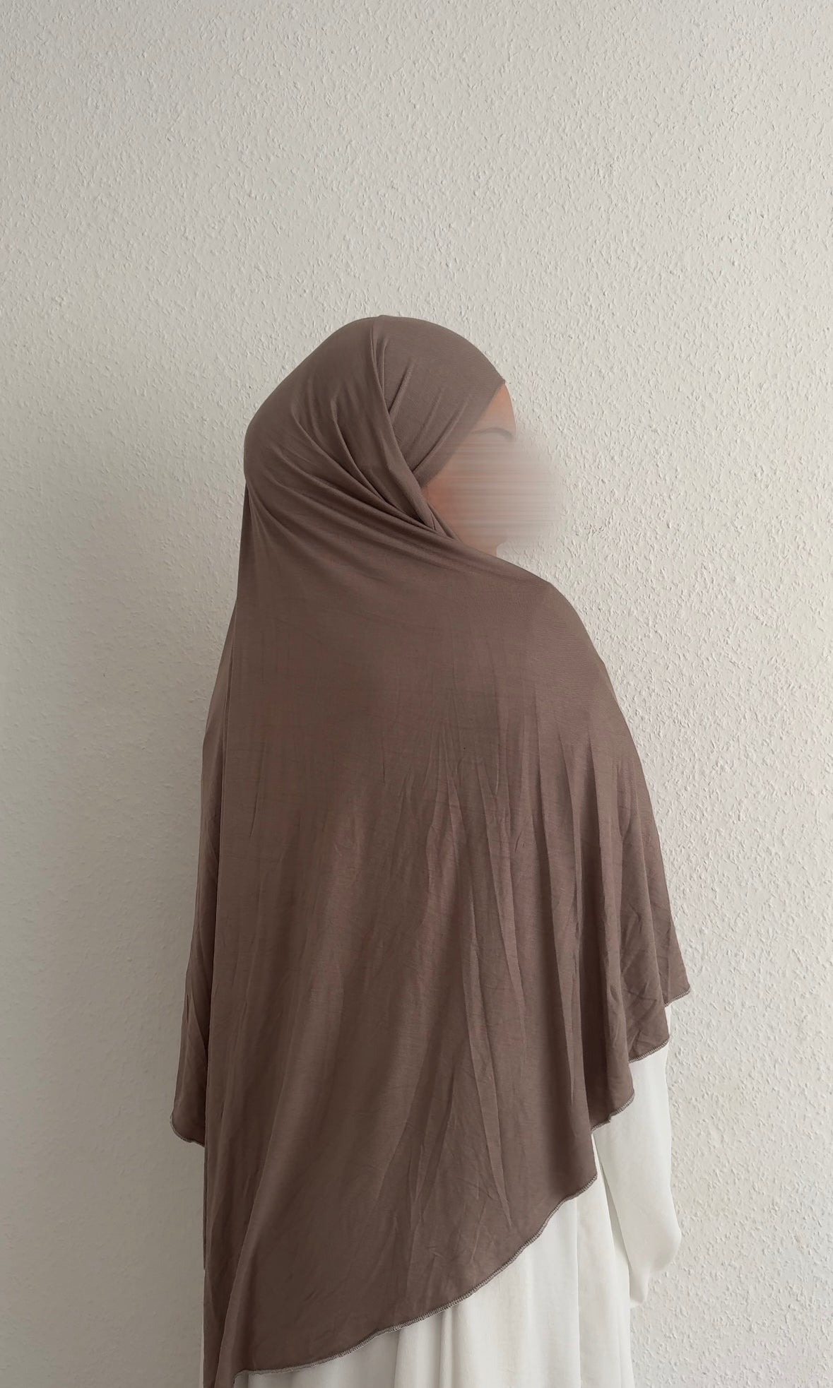 Jersey Khimar aus Viskose-Elastan in Braun, drapiert über Kopf und Rücken, Rückansicht leicht seitlich.
