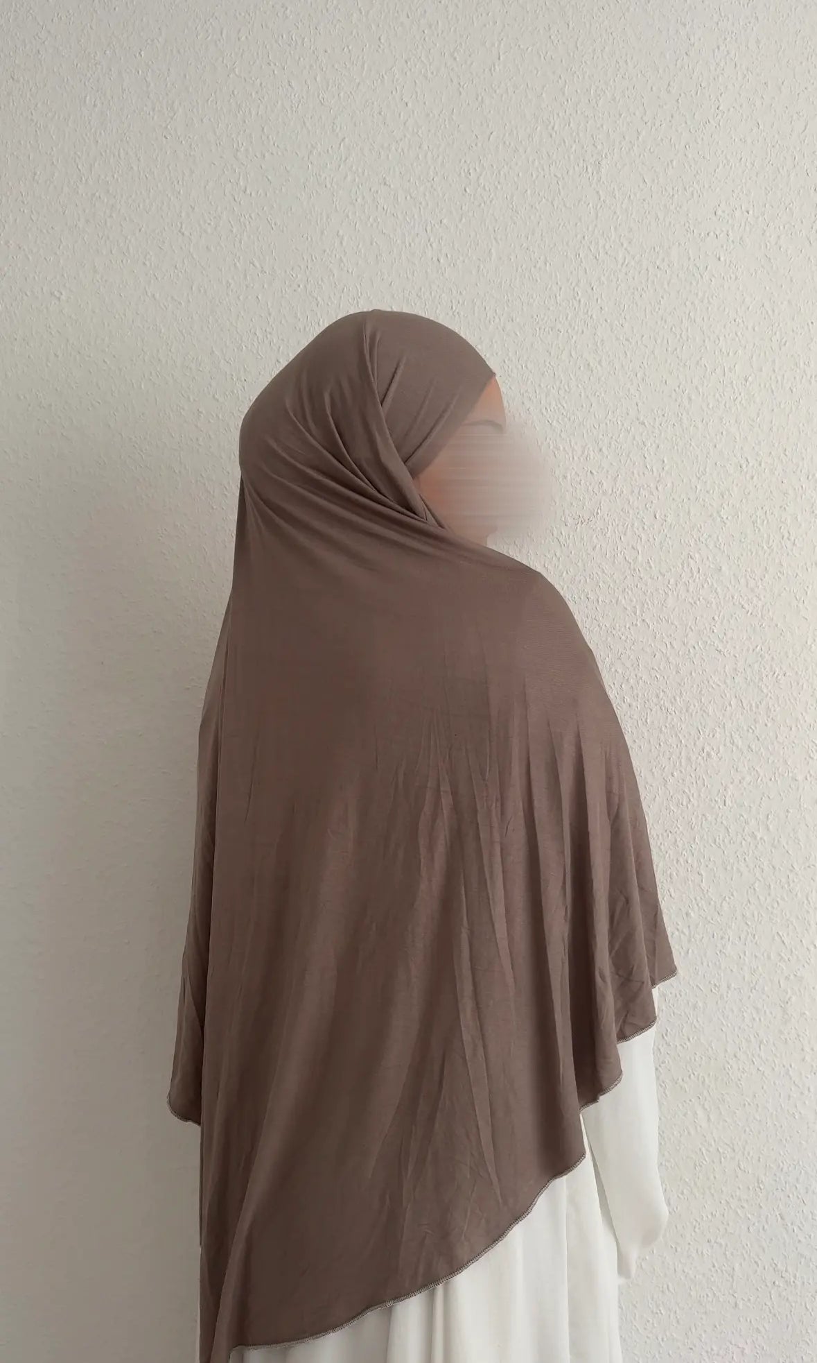 Jersey Khimar aus Viskose-Elastan in Braun, drapiert über Kopf und Rücken, Rückansicht leicht seitlich.