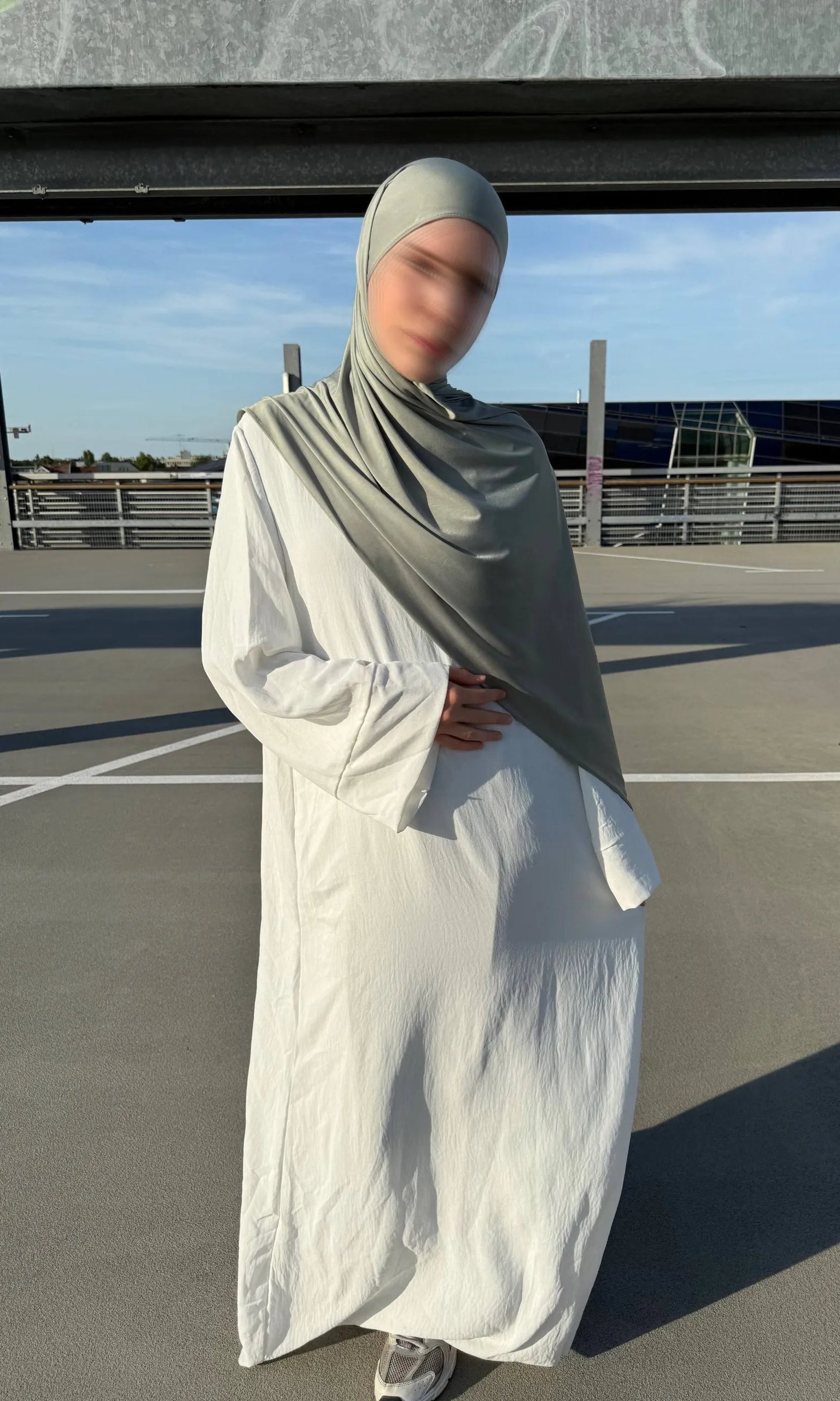 Bodenlange Abaya aus Jazz-Stoff, luftig und locker fallend.