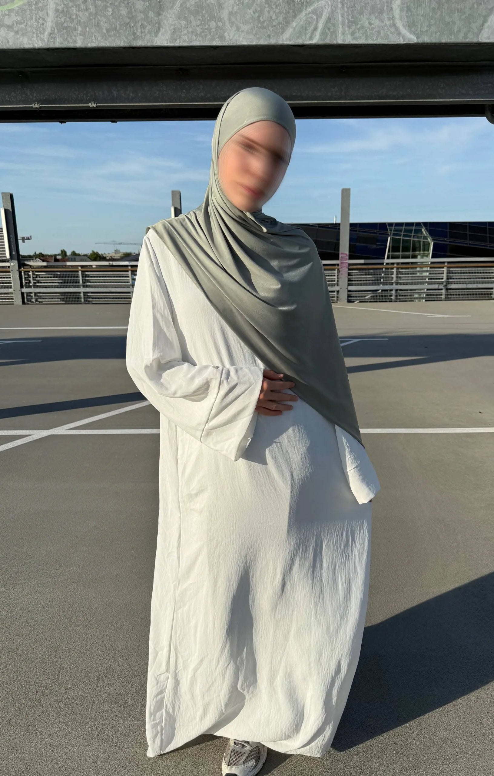 Bodenlange Abaya aus Jazz-Stoff, luftig und locker fallend.