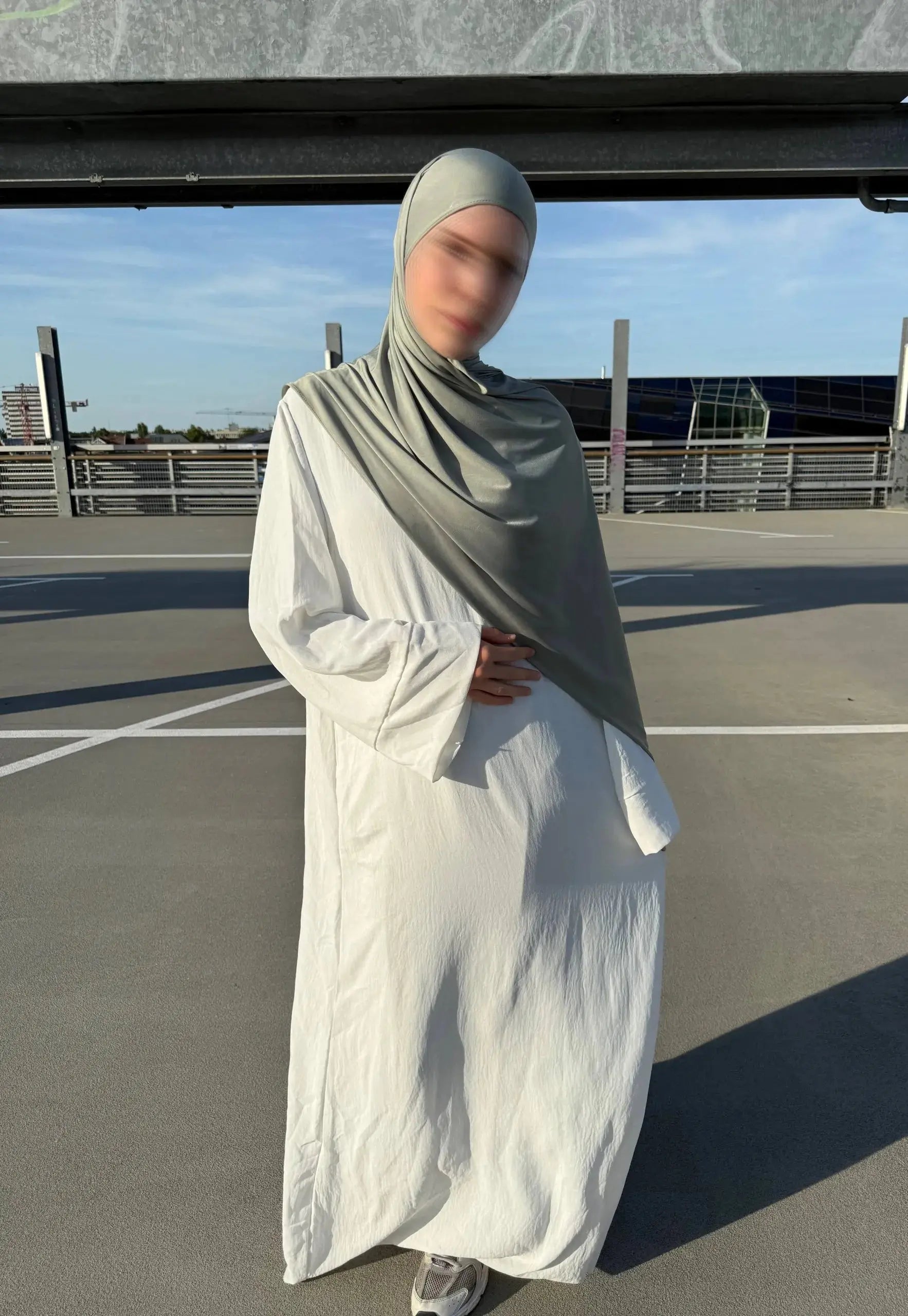 Bodenlange Abaya aus Jazz-Stoff, luftig und locker fallend.